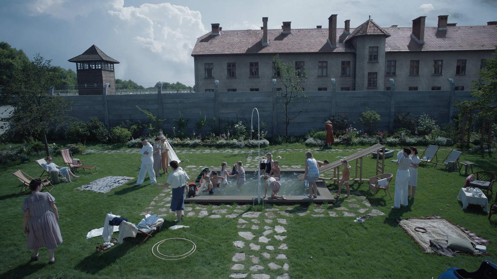 Glazer utiliza la estética de la telerrealidad con maestría, creando una atmósfera inquietante que subraya la oscuridad de los acontecimientos en Auschwitz, todo ello respaldado por la impresionante banda sonora de Mica Levi, que añade capas de intensidad emocional a la narrativa.