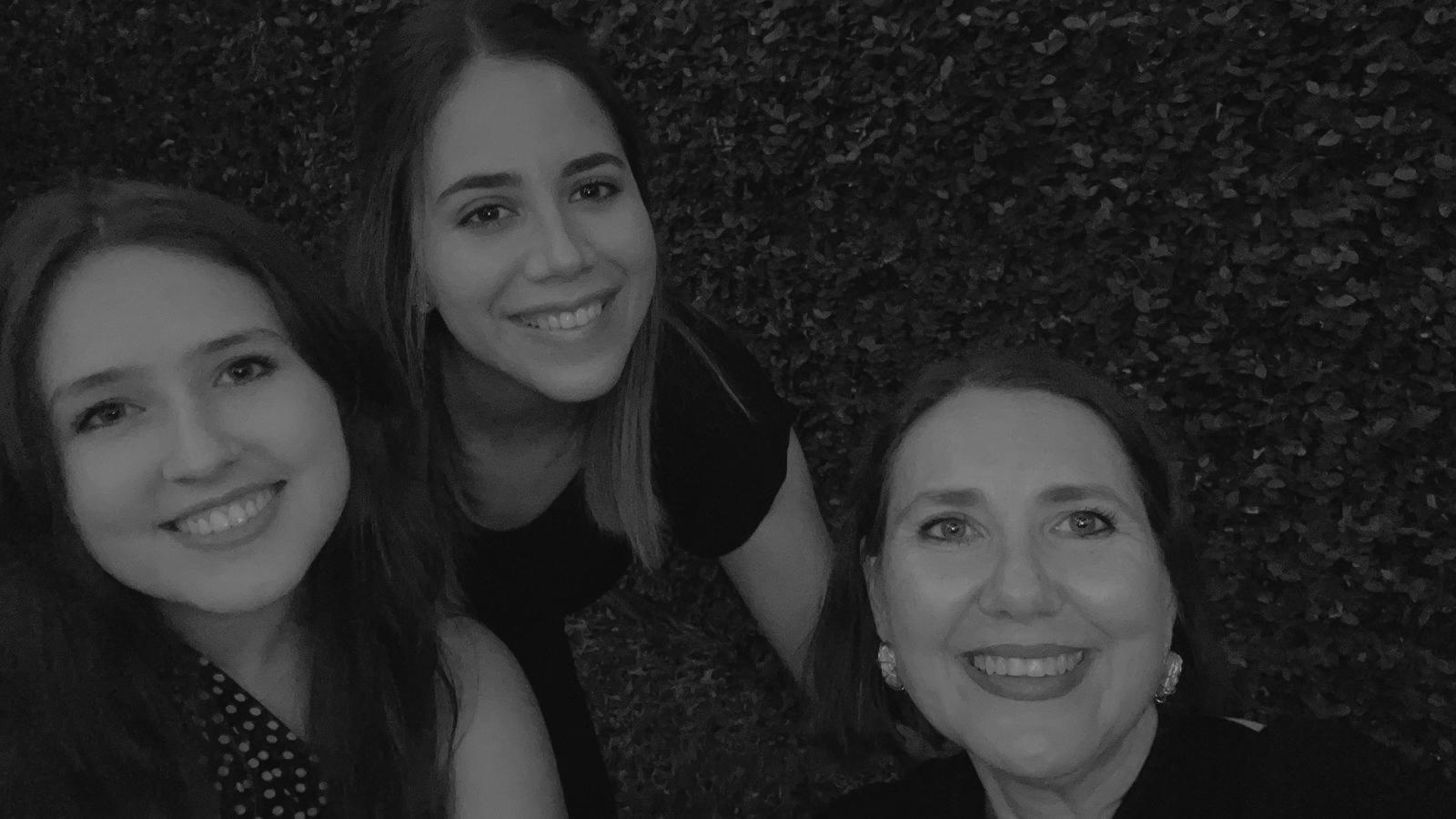 La autenticidad y la pasión detrás de este espectacular emprendimiento,<b> Maria Mirame</b>. Cada bolso artesanal es creado a mano por talentosas mujeres hondureñas, desde el diseño inicial hasta el producto final. Con cada compra, no solo adquieres un bolso único, sino que también contribuyes a obras sociales de los Padres Paulinos en la parroquia San Vicente de Paul y al empoderamiento de mujeres emprendedoras en el arte de la costura. 