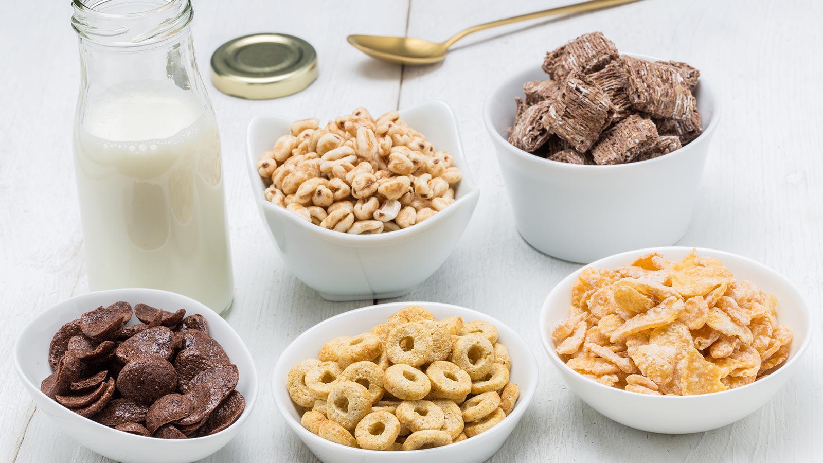 <b>3. CEREALES AZUCARADOS. </b>A pesar de ser comunes en la mesa del desayuno, la mayoría de los cereales azucarados no te sustentarán por mucho tiempo. Por lo general, están llenos de azúcar y son bajos en proteínas, lo que significa que aumentarán rápidamente los niveles de azúcar en sangre. Elige siempre los integrales a base de granos enteros integrales que mantienen la sensación de saciedad, son bajos en calorías y pueden reducir los niveles altos de colesterol.