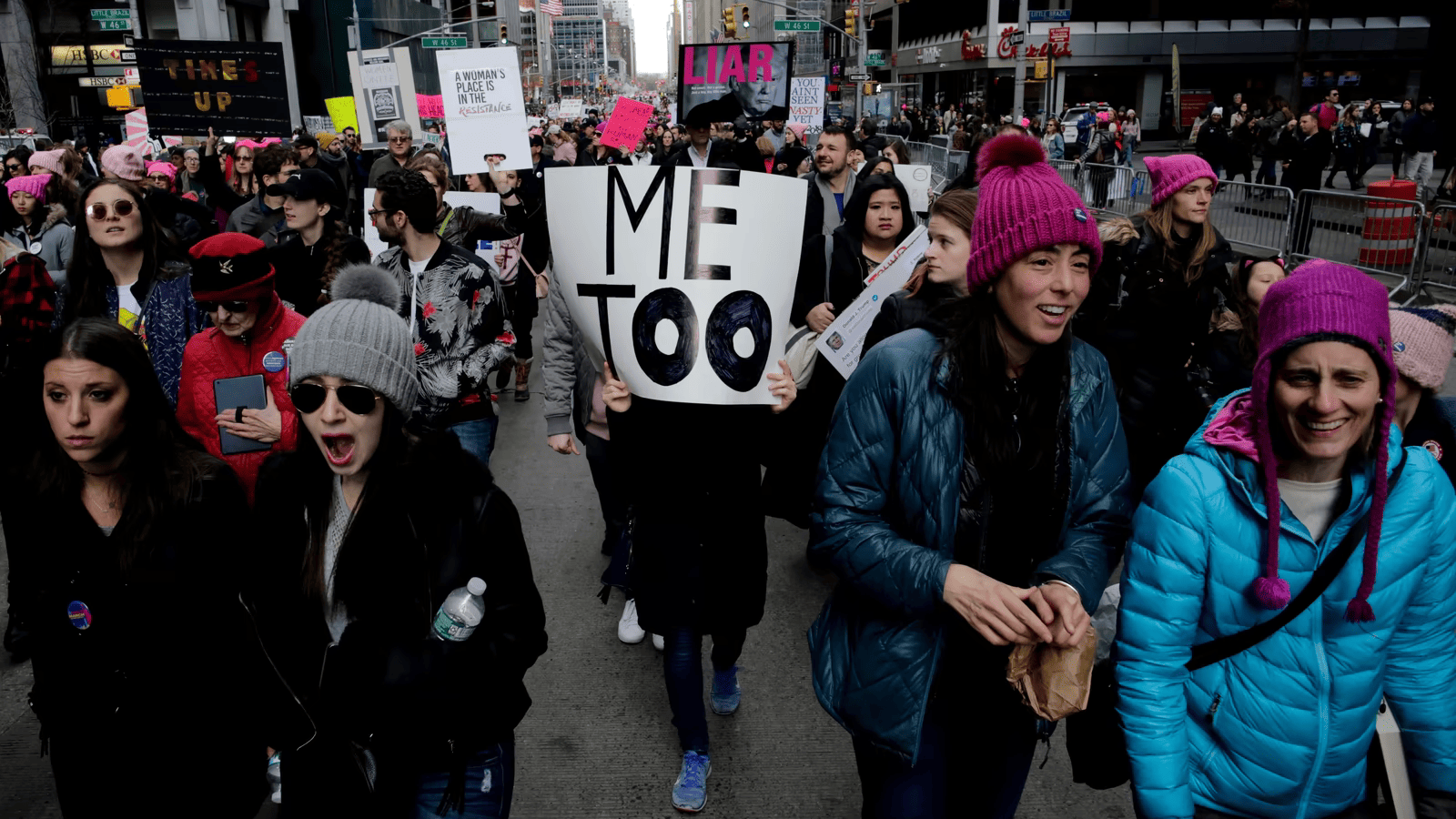 A pesar de la lucha, hasta el día de hoy los derechos de las mujeres siguen violentándose. Por lo mismo, en los últimos años han nacido diversos movimientos que exigen justicia y promueven la protección hacia la mujer, como el #MeToo y el #NiUnaMenos. 