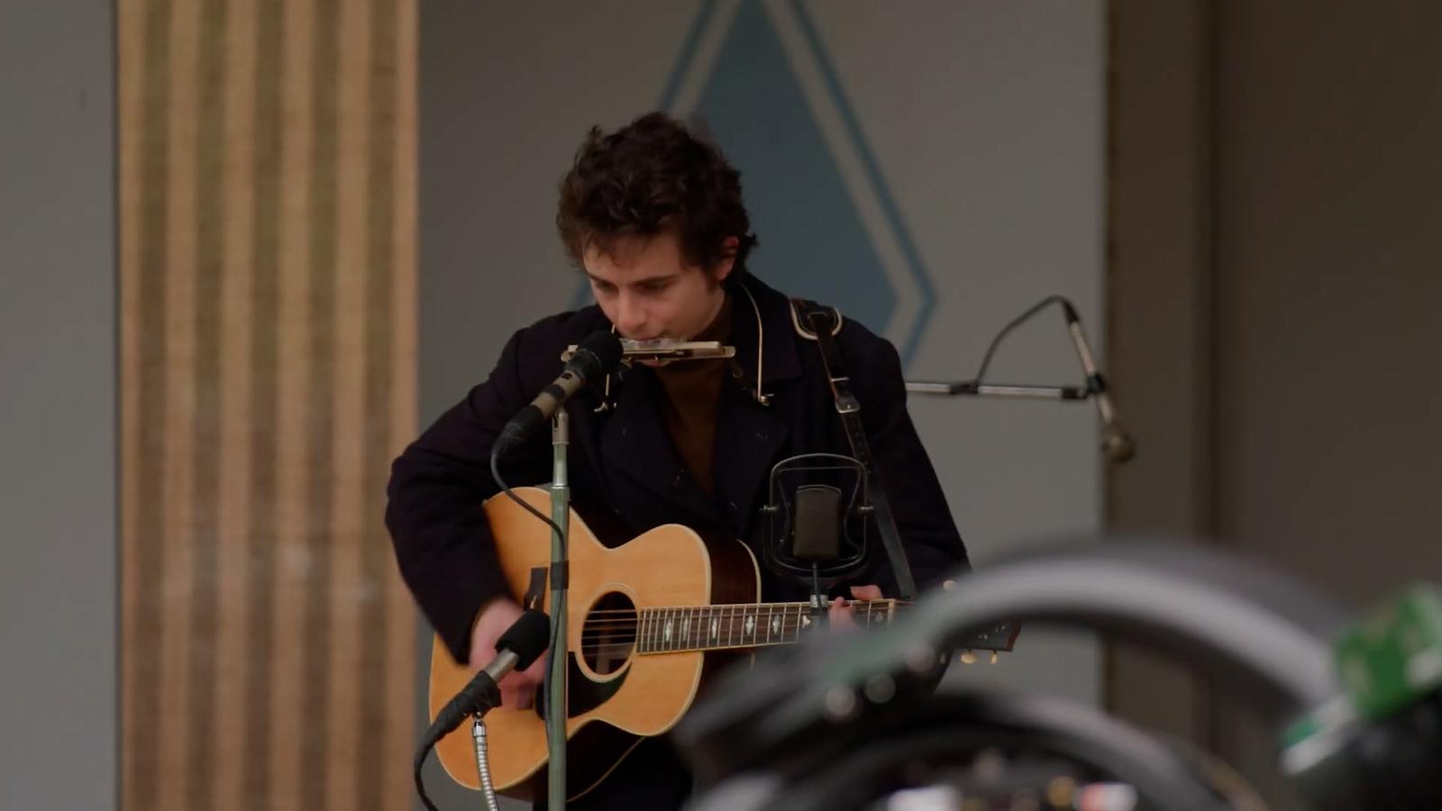 Para recrear momentos clave de la carrera de Dylan, varias escenas se filmaron en lugares emblemáticos de Nueva York, incluyendo el famoso Café Wha?, donde Dylan inició su trayectoria musical.