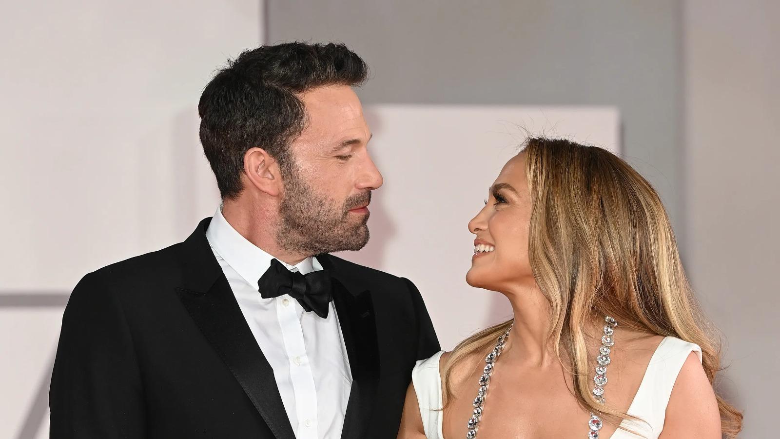 El romance de cuento de hadas de Ben Affleck y Jennifer López se ha convertido en una de los más mediáticos y queridos de la actual. No obstante, recientes rumores afirman que la pareja está a punto de separarse. Sigue leyendo para conocer los detalles.
