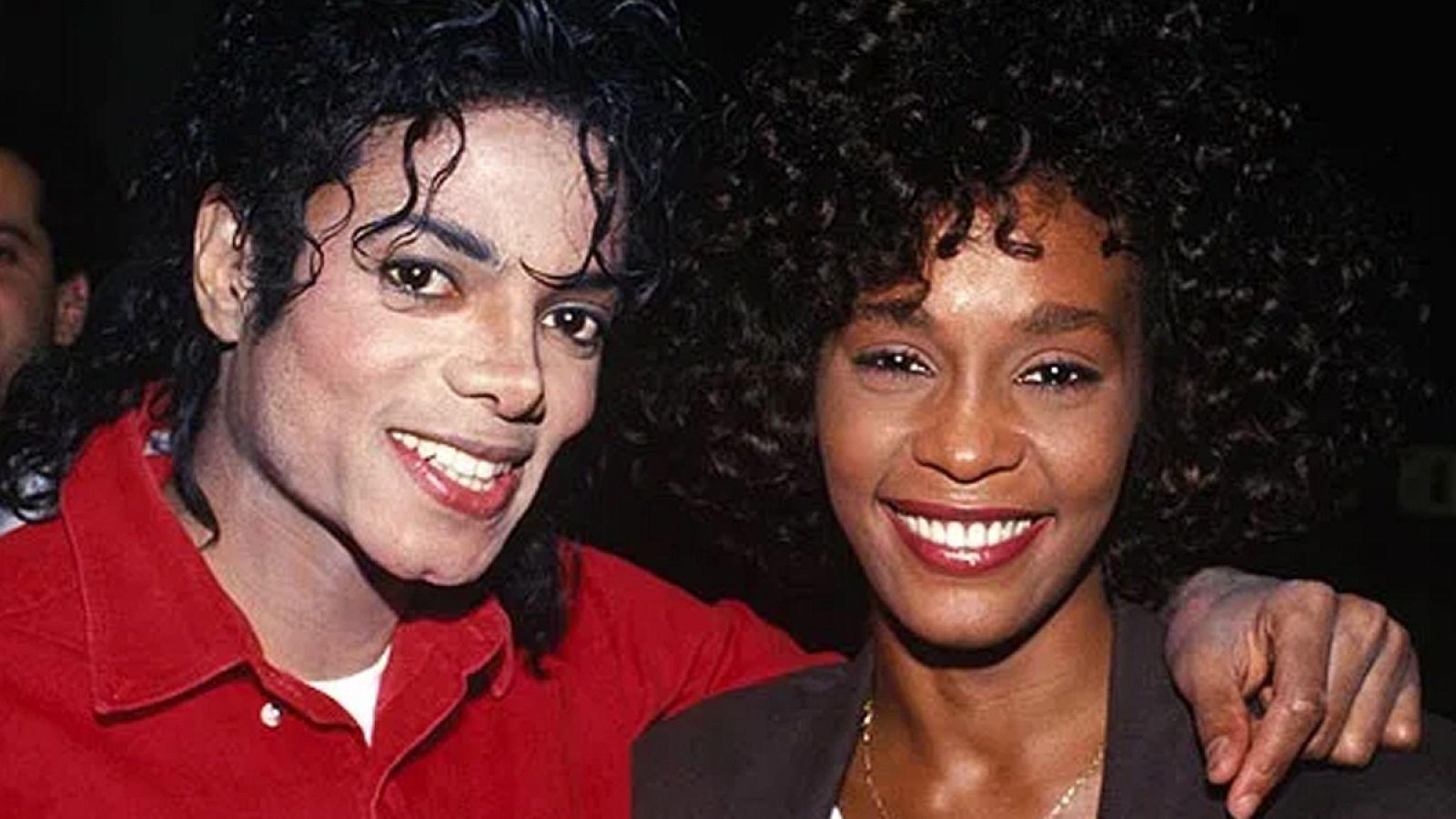 Fiddes también reveló que Jackson tuvo un romance con Whitney Houston a comienzos de los noventa, y que casi se mudó al rancho de Michael. Vivieron un romance como cualquier otra pareja joven.