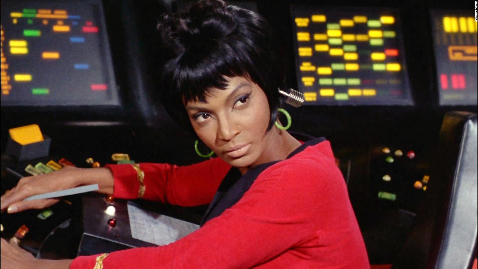 La actriz de Star Trek Nichelle Nichols, conocida por ser una de las primera mujeres afroamericanas en protagonizar una serie, falleció el 30 de julio por causas naturales a los 89 años.