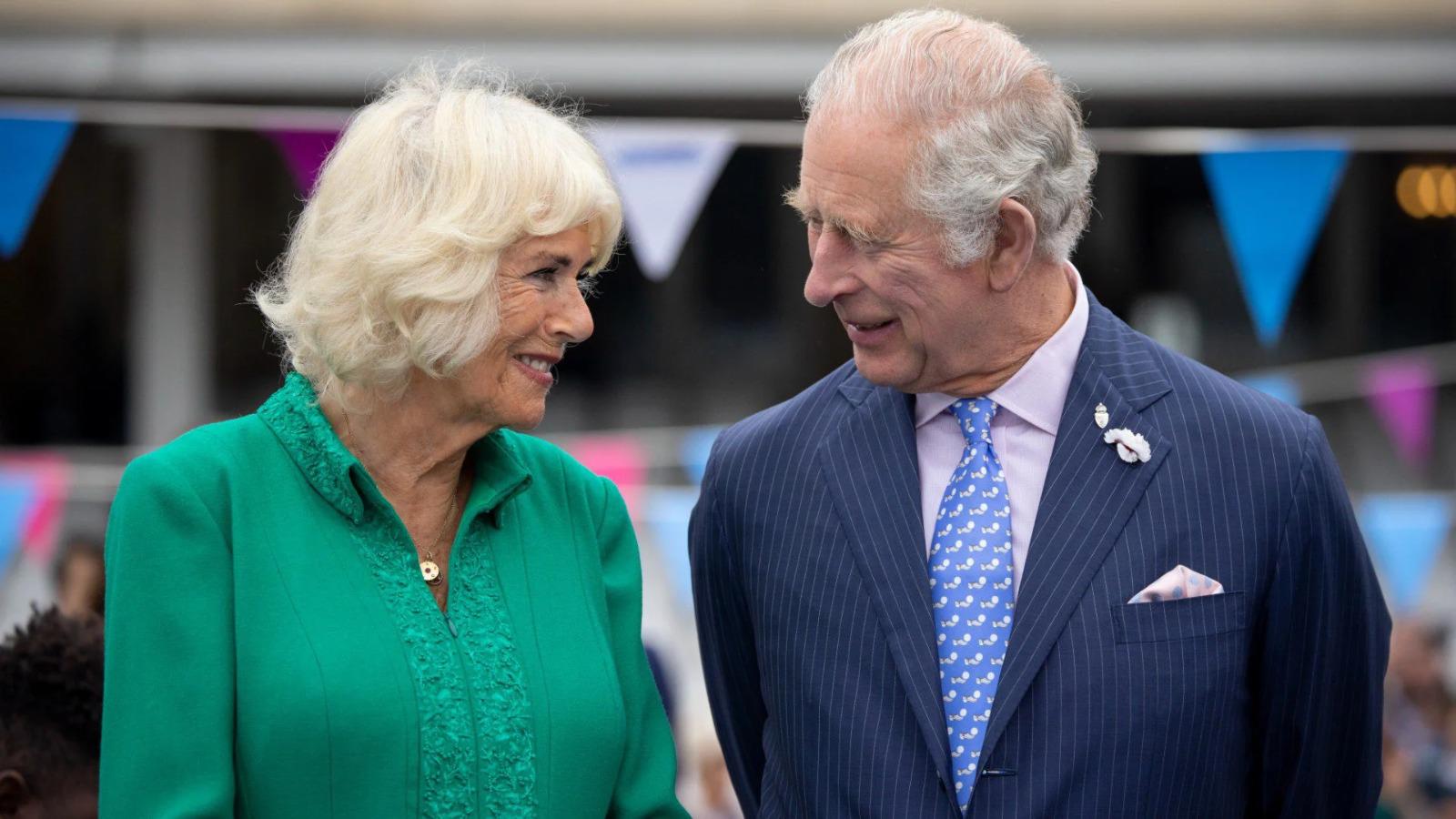 La boda fue una íntima ceremonia de 28 invitados; familiares y amigos cercanos que fueron testigos de esta alianza. En la lista de invitados se encontraron el príncipe William y el príncipe Harry.