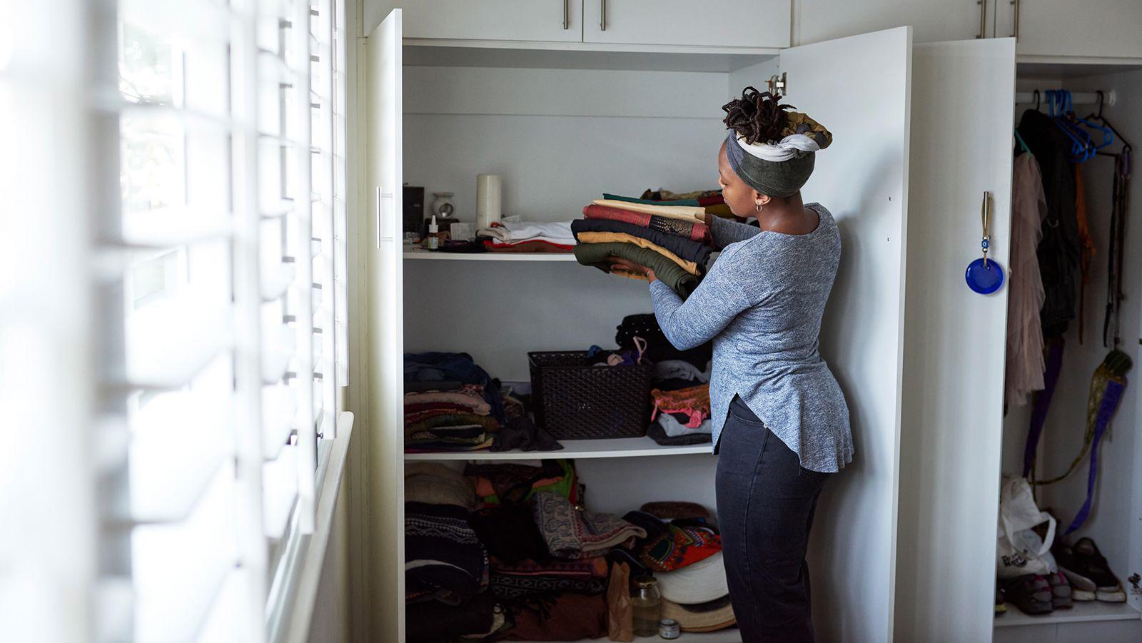 <b>Dona, vende o recicla</b>¿Recuerdas las prendas que habías apartado? En lugar de considerar deshacerte de ellas, piensa en brindarles una nueva vida. Puedes donarlas a una fundación benéfica, venderlas a través de plataformas en línea o reutilizarlas para manualidades o tareas del hogar. ¡Las posibilidades son infinitas y estas prendas pueden seguir siendo útiles de diversas maneras!