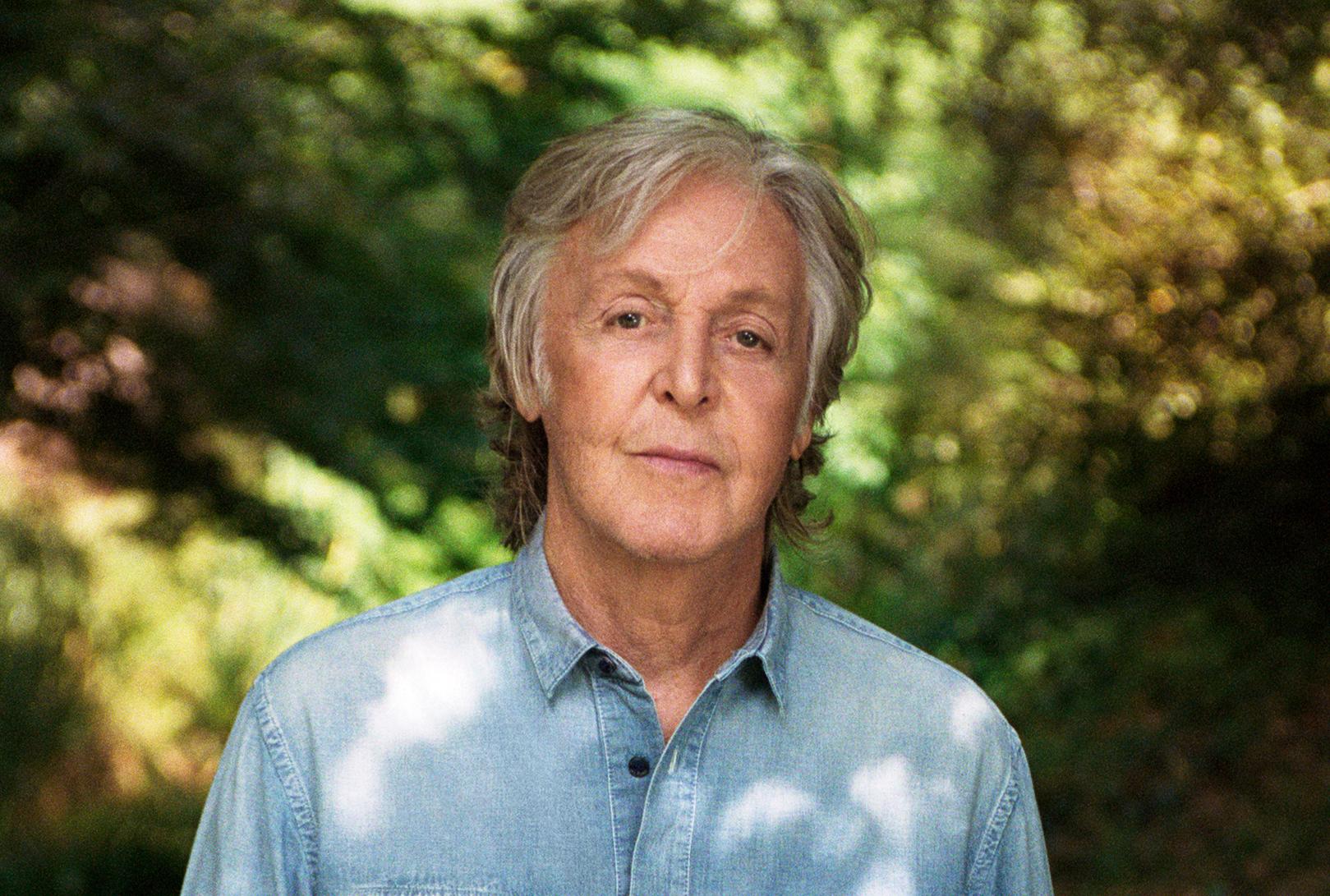 <b>Paul McCartney</b>Se convirtió en vegetariano desde la década de los setenta, luego de ver cómo un pescado luchaba por su vida mientras estaba en una caña de pescar. Junto a su esposa Linda están comprometidos con la defensa de los animales. Además, es vocero de PETA (Personas por el Trato Ético de los Animales).