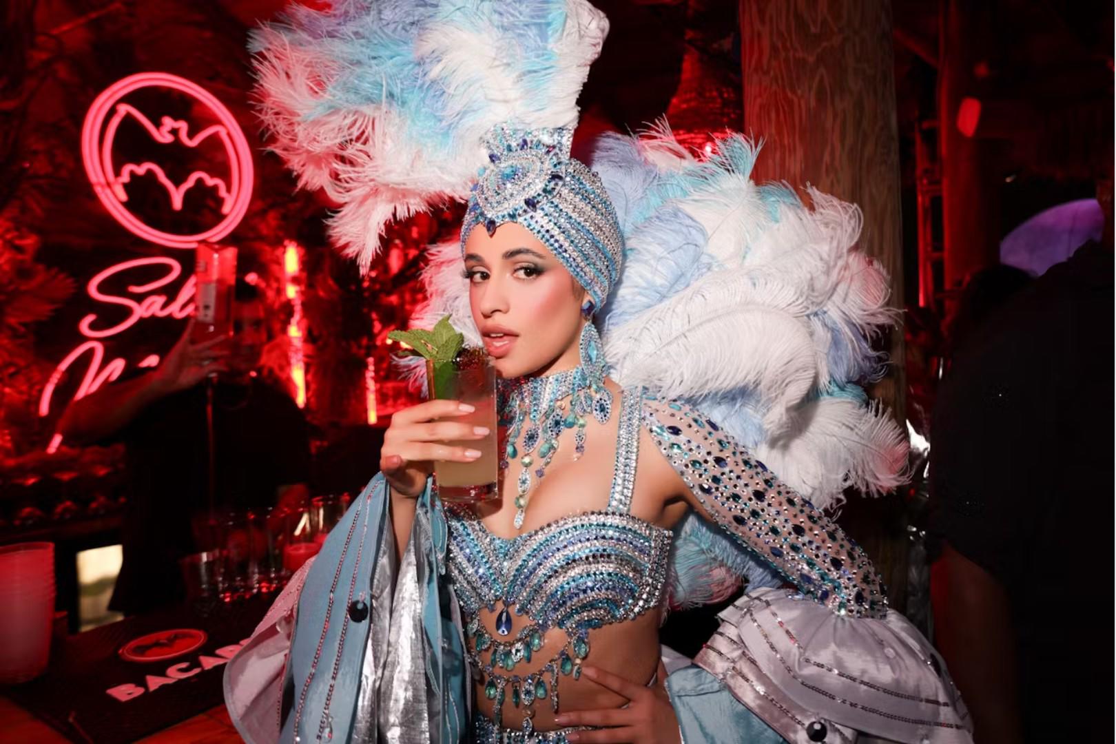 Camila Cabello: Usó un traje de Tropicana. 