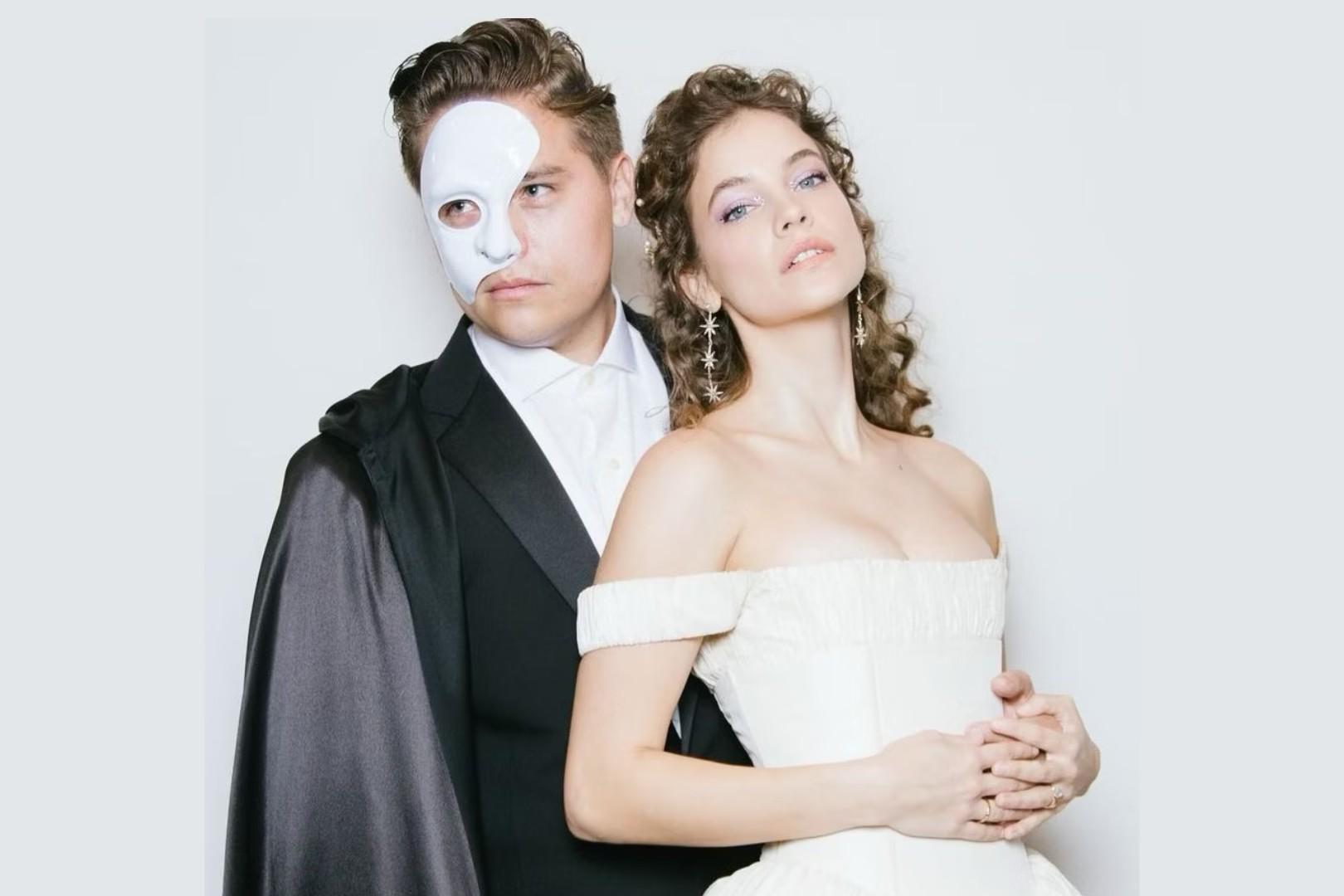 Dylan y Barbara Sprouse: La pareja usó un look inspirado en el Fantasma de la Opera. 