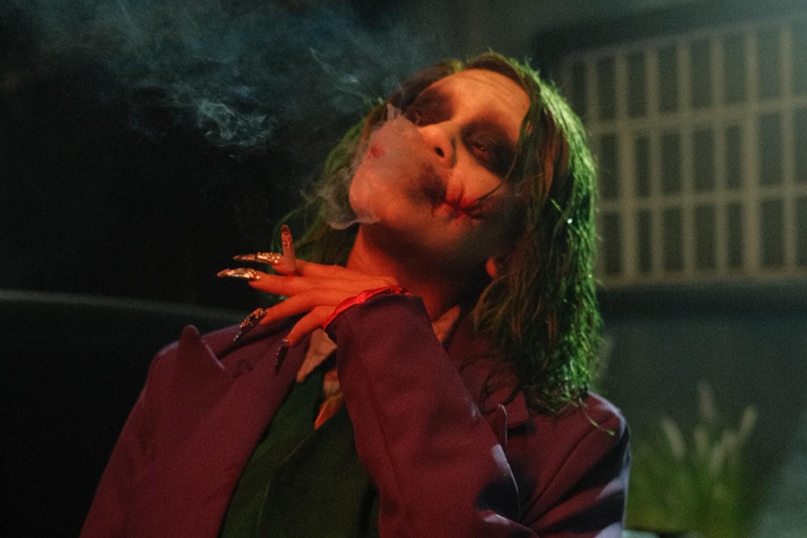 Saweetie: se disfrazó del Joker de Heath Ledger en el Caballero de la Noche. 