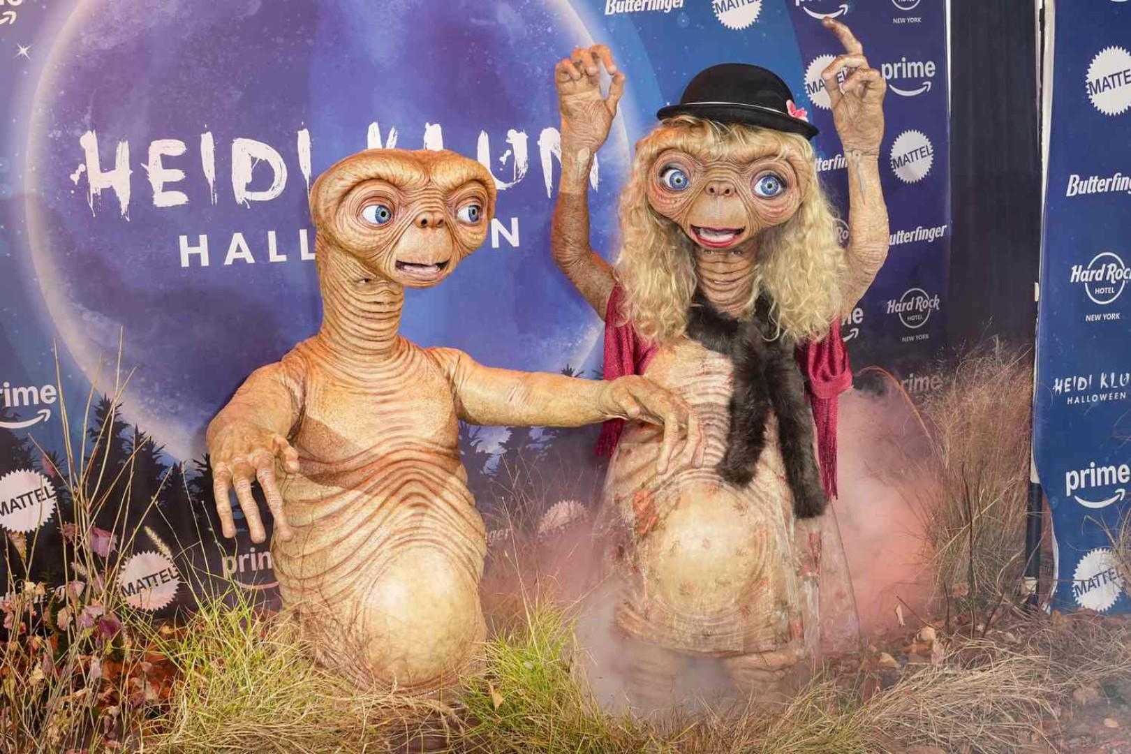 Heidi Klum y Tom Kaulitz: Usó un traje hiperrealista de E.T., la modelo comentó que el disfraz demoró un año entero en estar listo. 