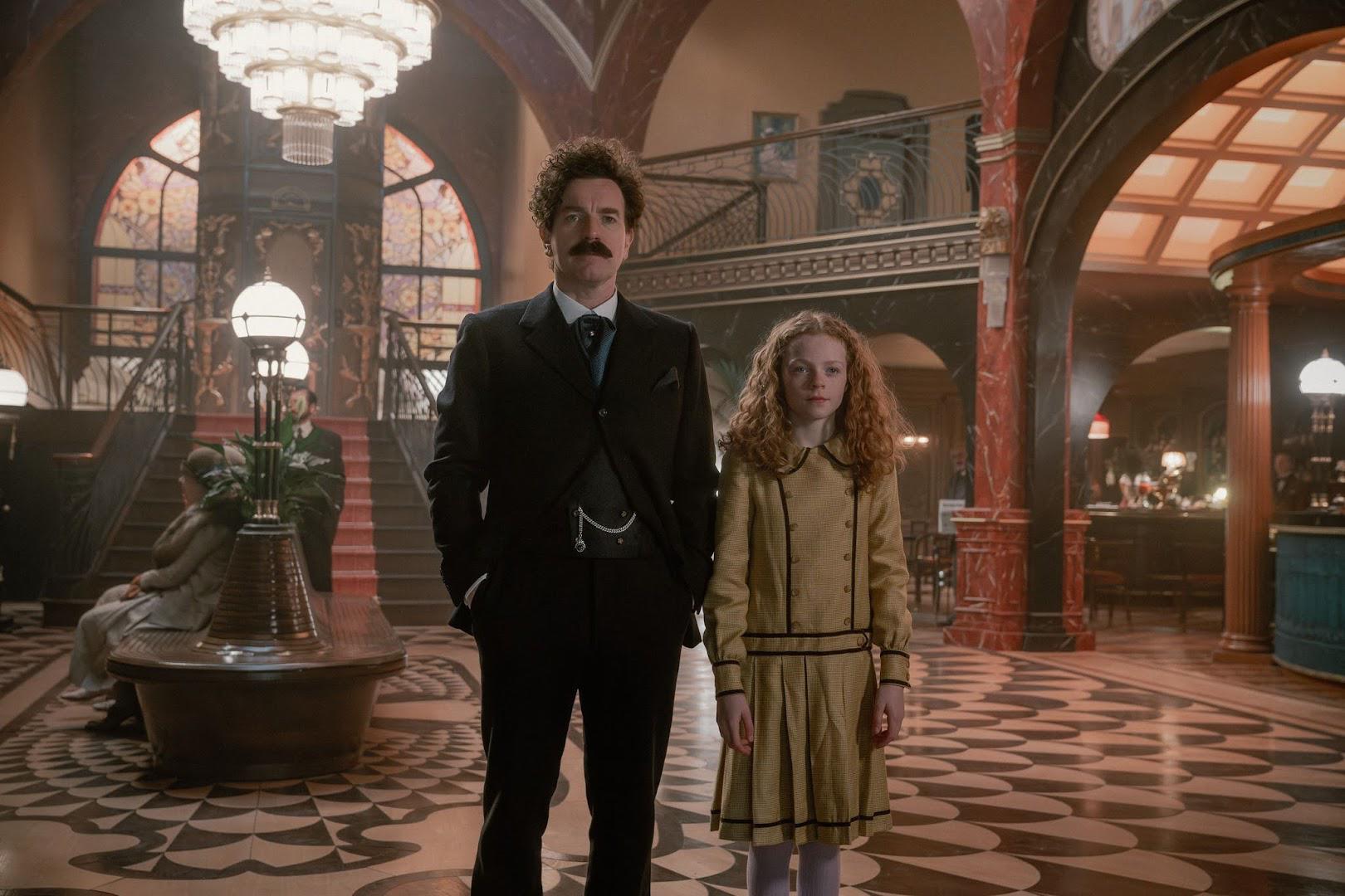 Paramount+: Un caballero en Moscú - 17 de mayoA medida que pasan los años y algunas de las décadas más tumultuosas de la historia rusa se desarrollan fuera de las puertas del hotel, las circunstancias de Rostov le proporcionan la entrada en un mundo mucho más grande de descubrimiento emocional.