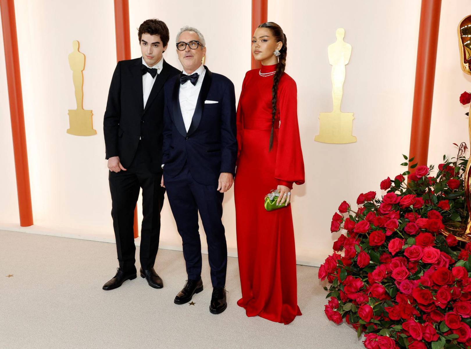Alfonso Cuaron asistió a la gala junto a sus hijos Olmo y Bu Cuaron 
