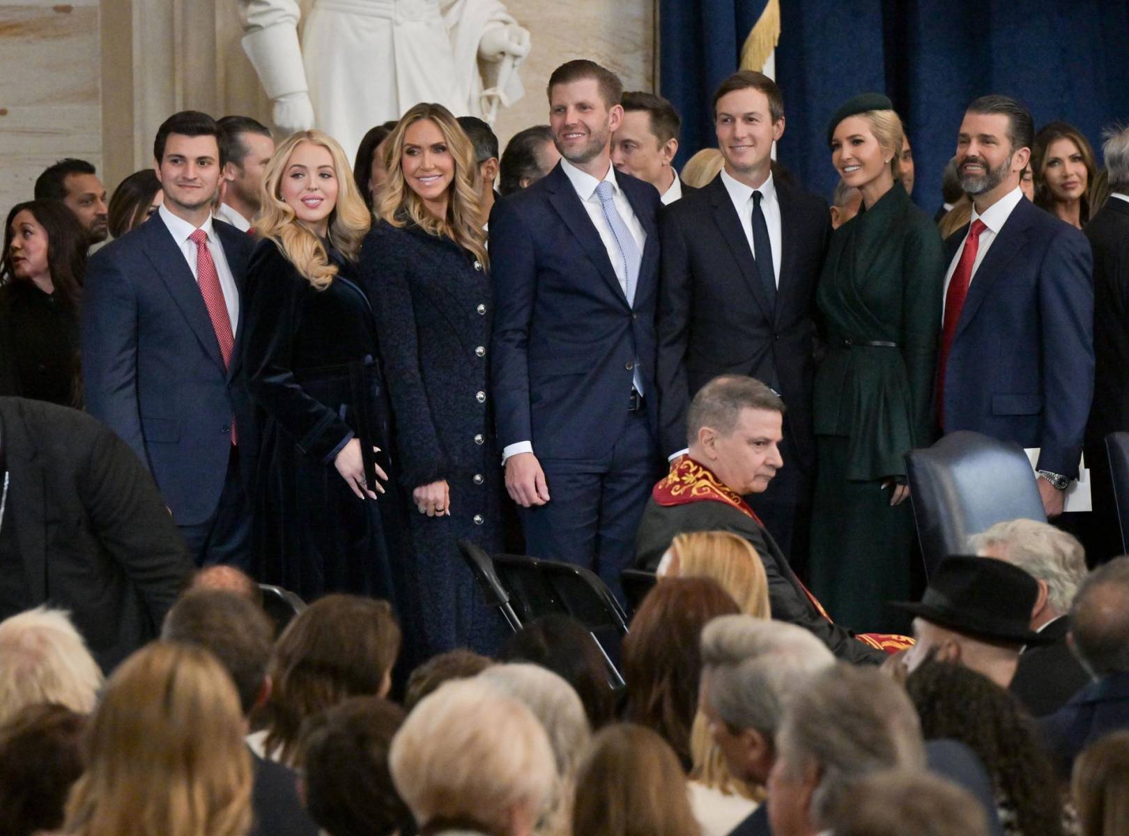 Michael Boulos, Tiffany Trump, Lara Trump, Eric Trump, Jared Kushner, Ivanka Trump y Donald Trump Jr. 
