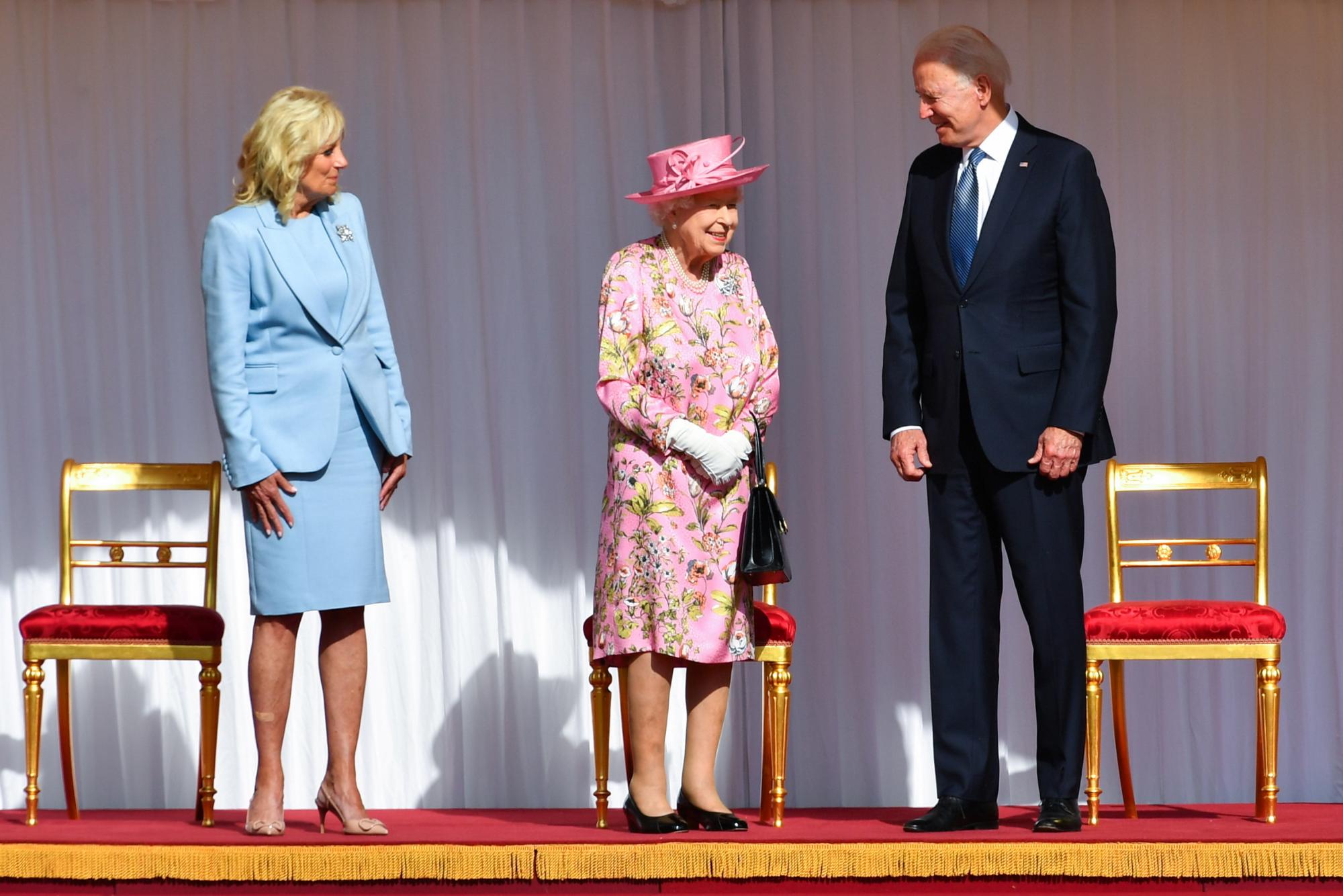 $!El presidente de Estados Unidos, Joe Biden y su esposa Jill, junto a la reina Isabel II durante su visita al castillo de Windsor en junio de 2021. REUTERS/Dylan Martinez