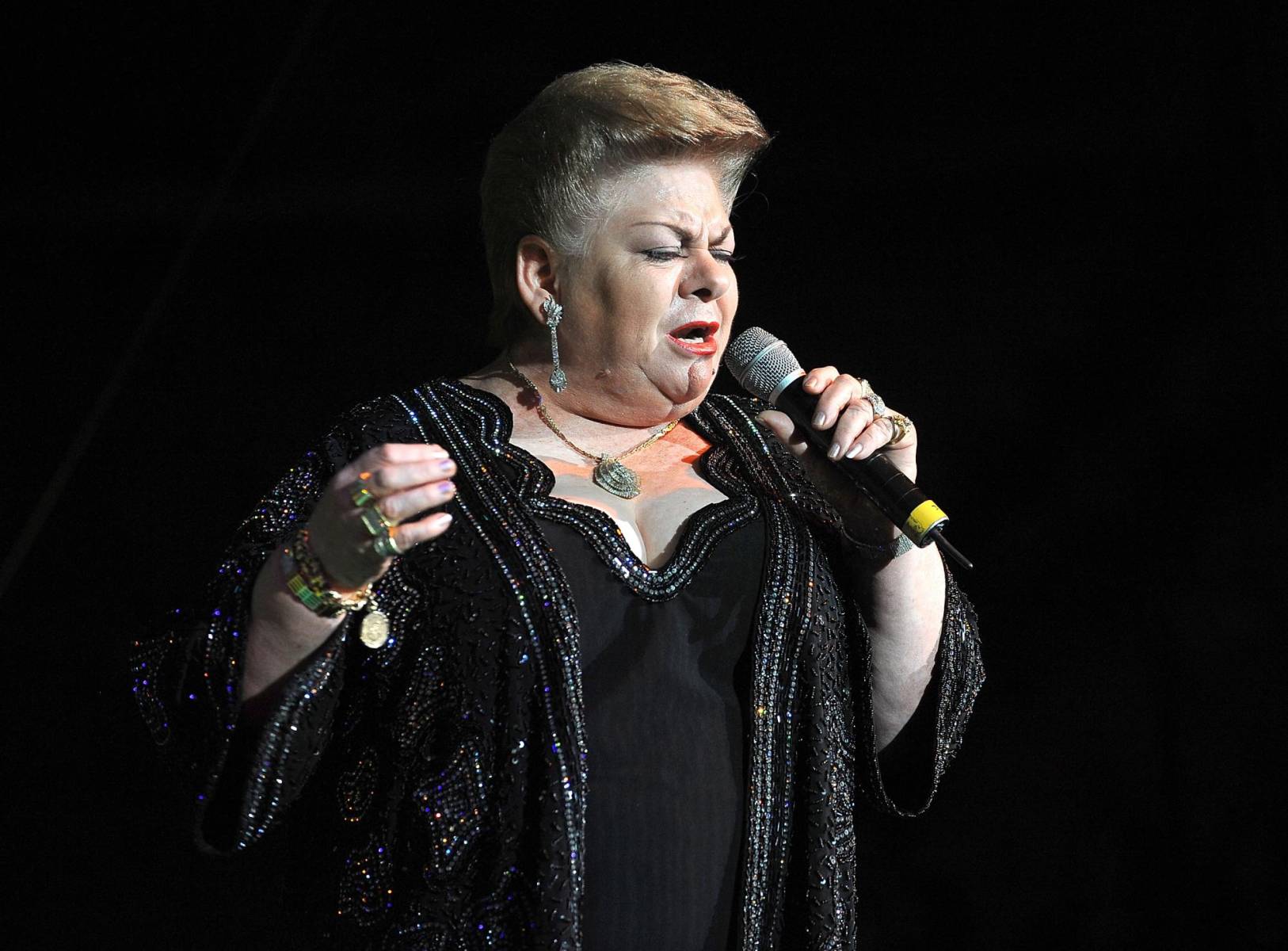 Paquita la del Barrio, quien con su voz única y su estilo dejó una marca imborrable en la música mexicana, falleció dejando tras de sí un legado lleno de éxitos y controversias. Sus declaraciones y posturas generaron debates, pero su huella perdurará en el corazón de quienes la admiraron.
