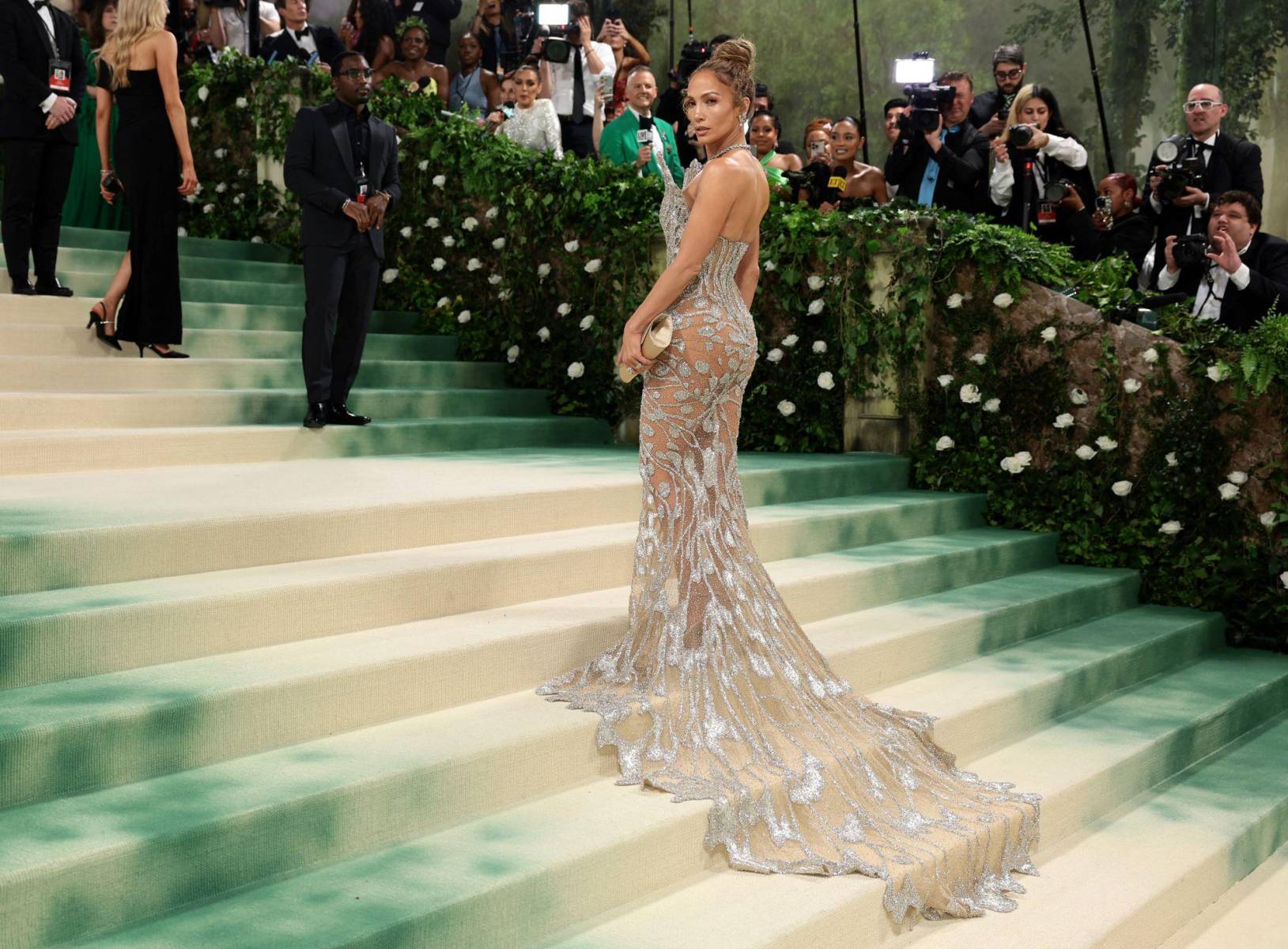 Un majestuoso vestido transparente de Maison Schiaparelli con incrustaciones de cristales y alas de mariposa en la parte frontal fue la elección de Jennifer López para su debut como co host de la MET Gala 2024.