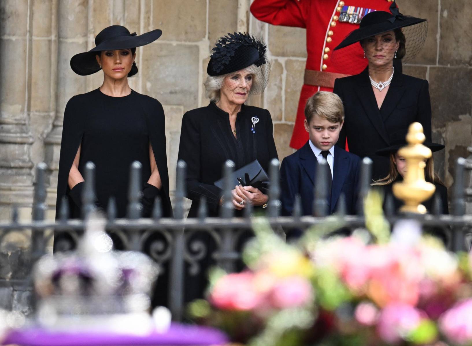 Meghan, duquesa de Sussex; Camilla, reina consorte; el príncipe George y kate de Gales observan el ataúd de la reina en el momento en que abandona la abadía de Westminster. (Photo by Oli SCARFF / POOL / AFP)