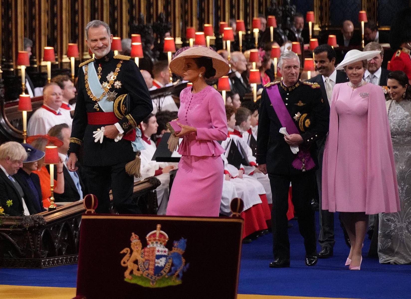 Los reyes de España, Felipe y Letizia buscan su puesto en la tercera fila de la histórica abadía