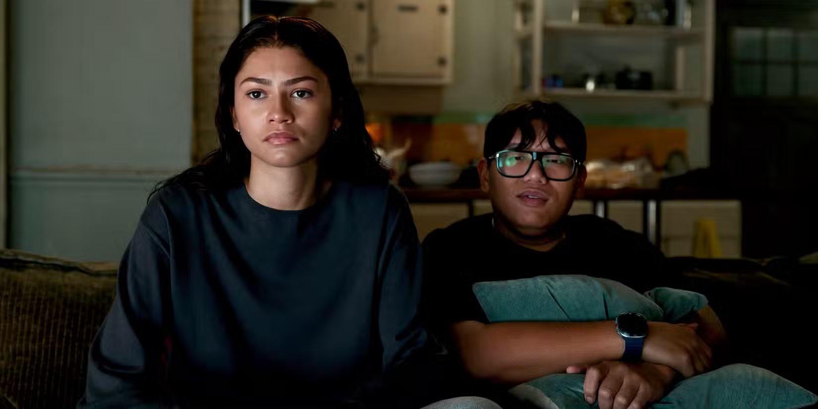 Aparte de nuestro protagonista, Zendaya y Jacob Batalon igualmente retoman sus papeles como MJ y Ned Leeds, los mejores amigos de Peter quienes ya no recuerdan haberlo conocido alguna vez.