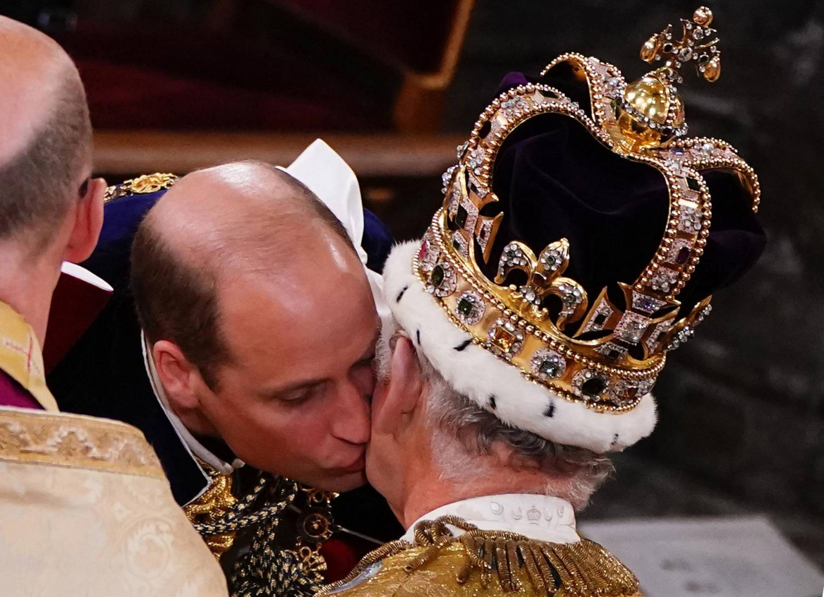 William príncipe de Gales besa a su padre Carlos III