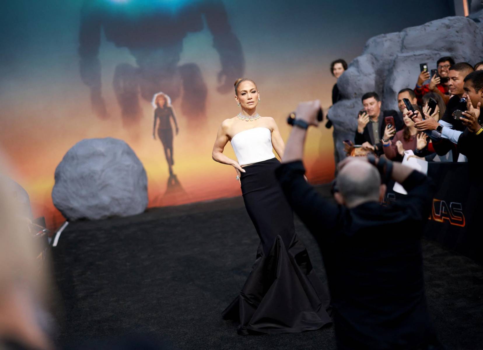 Jennifer Lopez, de 54 años, lució más delgada que nunca en una falda sirena negra y corset de Greta Constantine