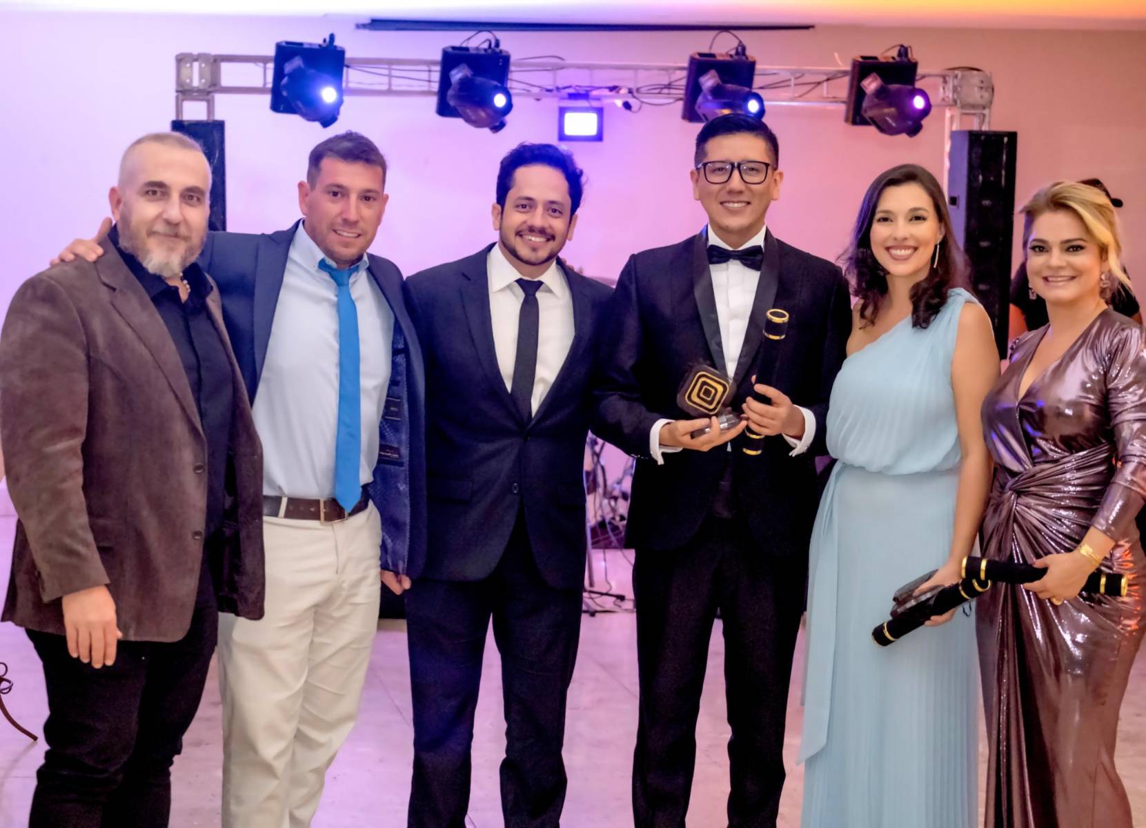 El Dr. David Linares recibe su titulación de postgrado en Dentística