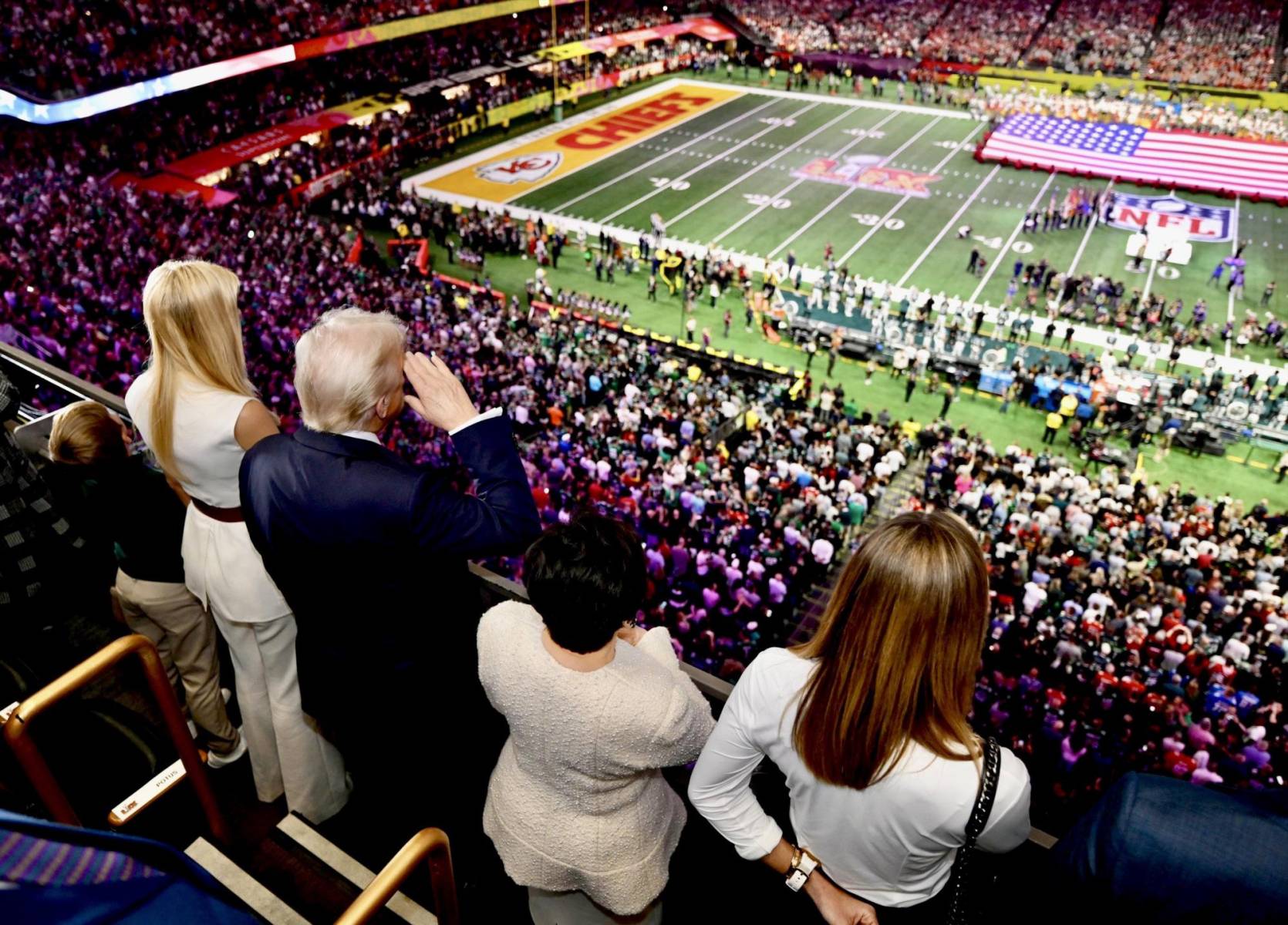 <b>Donald Trump</b>: El presidente de Estados Unidos hizo historia al convertirse en el primer mandatario en funciones en asistir a un Super Bowl. Estuvo acompañado por su hija Ivanka Trump.