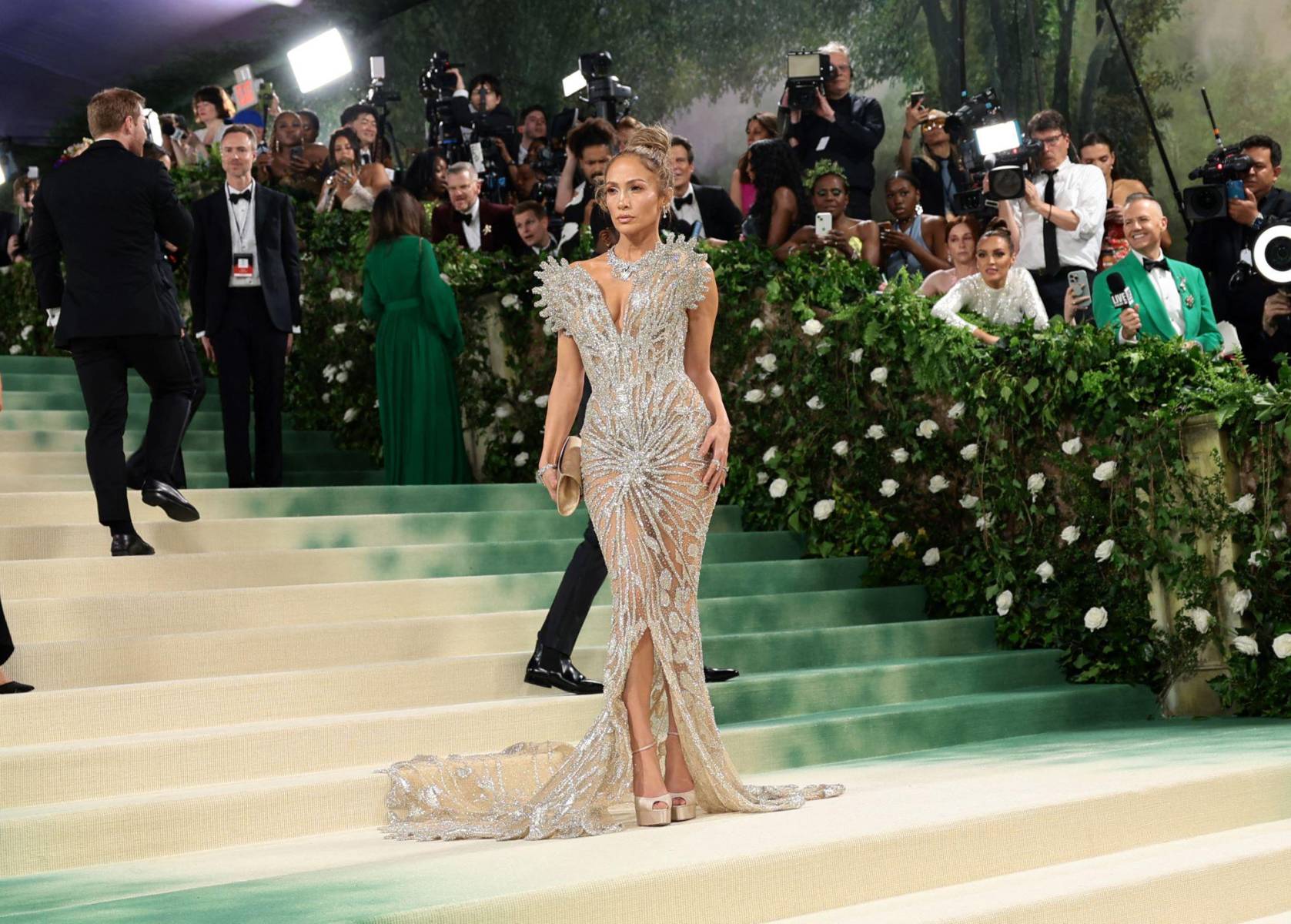 Jennifer López deslumbra en la MET Gala 2024