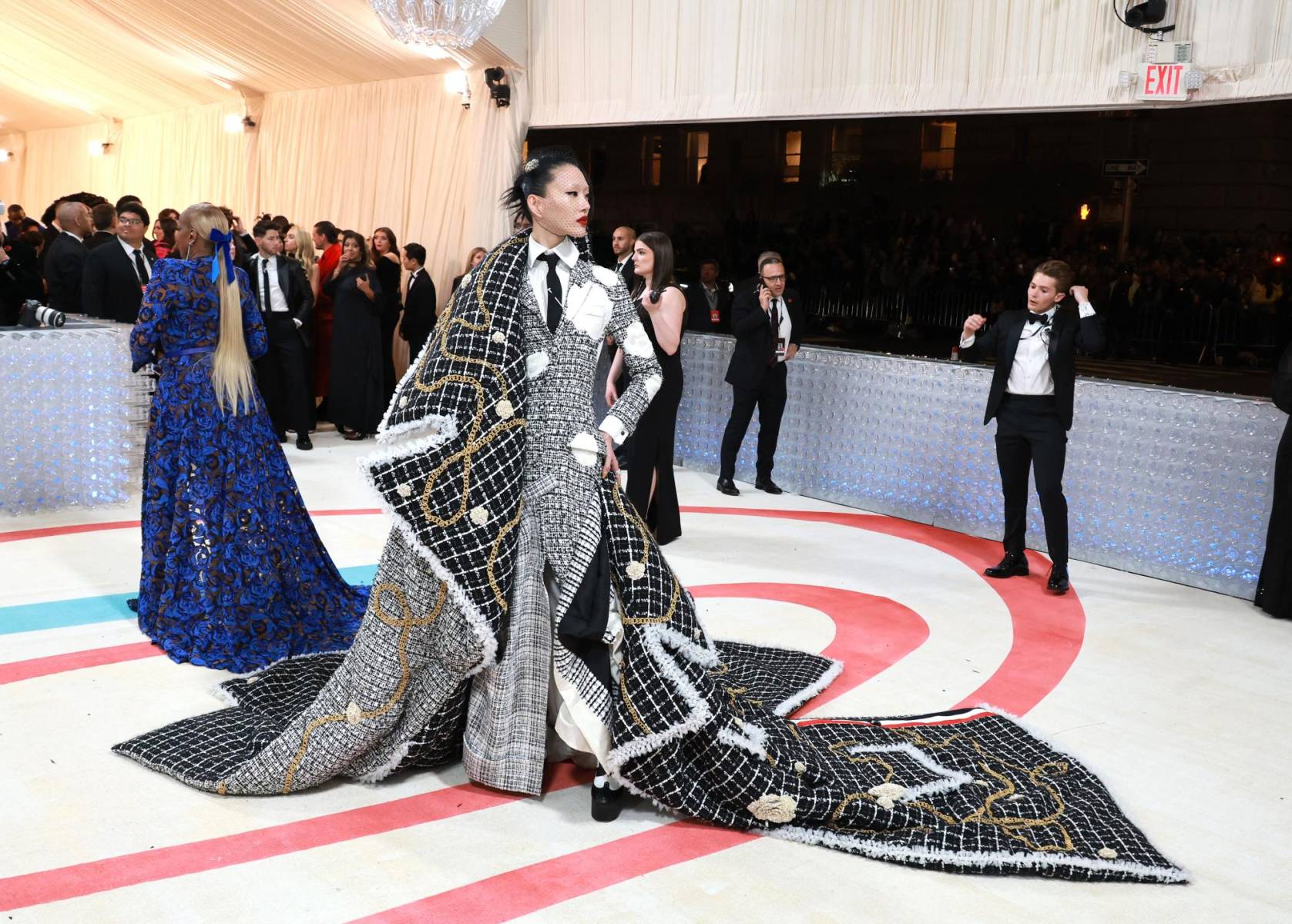  Sora Choi con un imponente diseño de pant suit con chaqueta de tweed oversize que llevó como capa