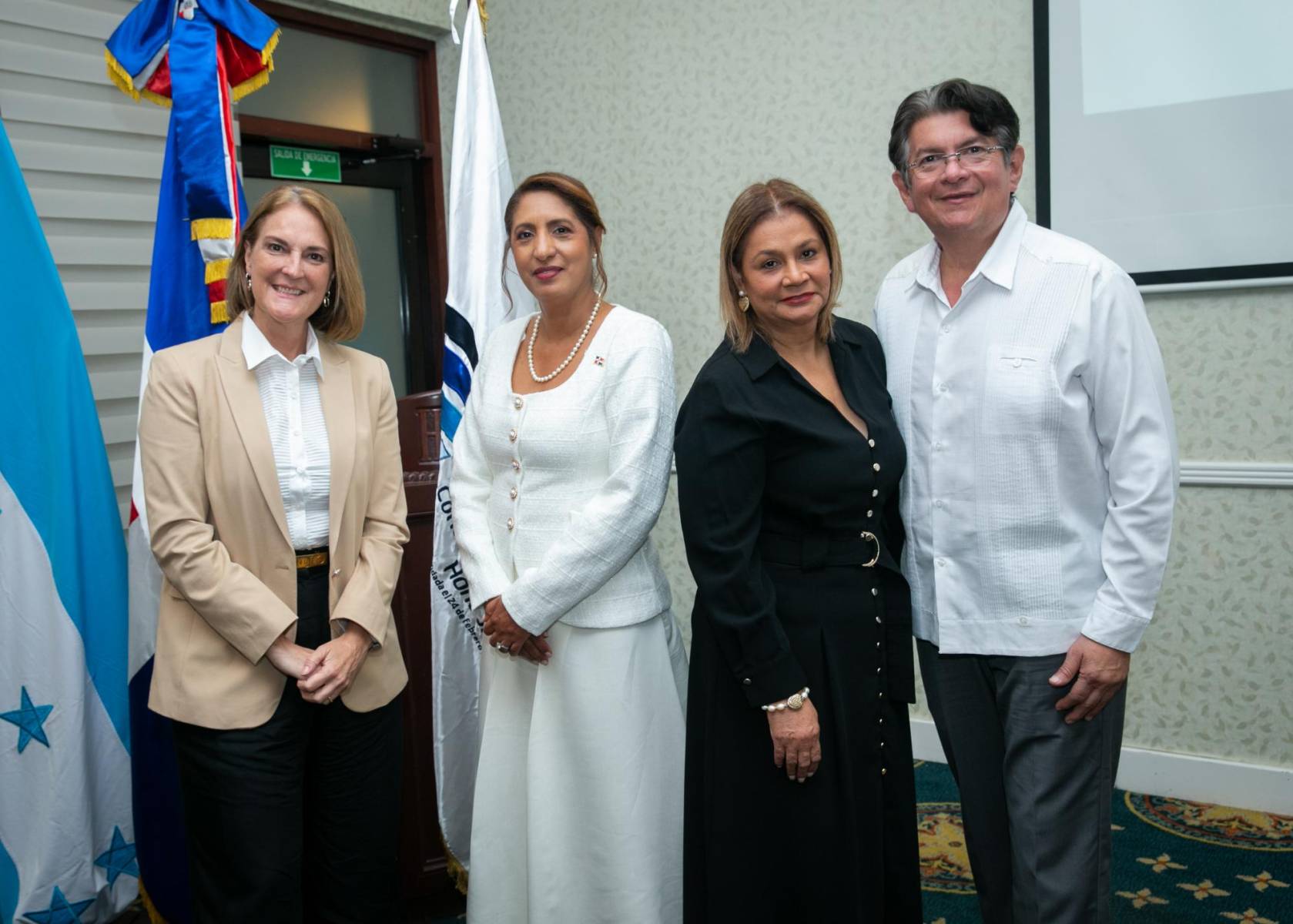 Nora Schmidt, Mercedes Salazar, Blanca y Ricardo Mejía.