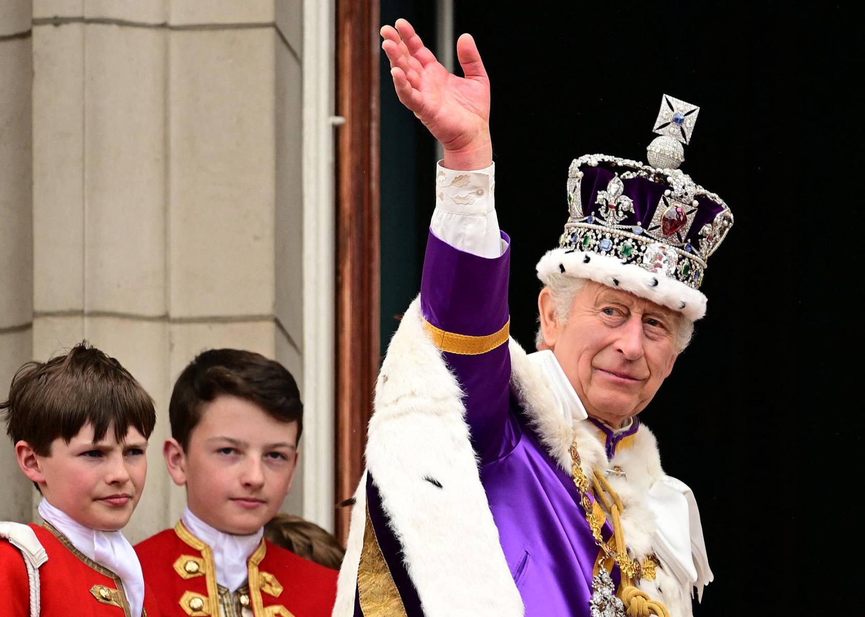 Los reyes y príncipes de Gales saludan desde el balcón de Bukingham