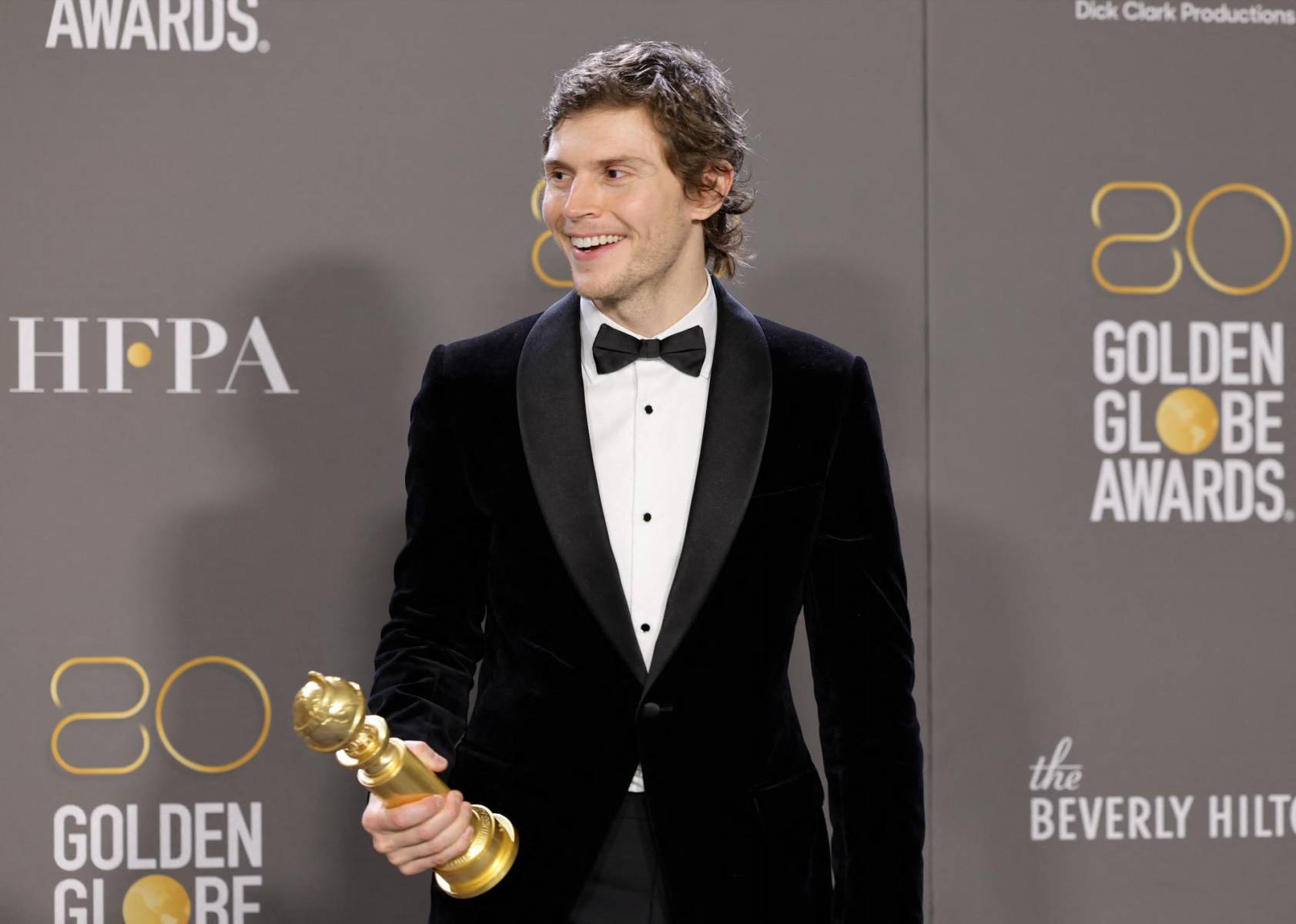 <b>MEJOR ACTOR DE MINI SERIE O TELEFILM: EVAN PETERS</b> por su rol en Dahmer – Monster: The Jeffrey Dahmer Story