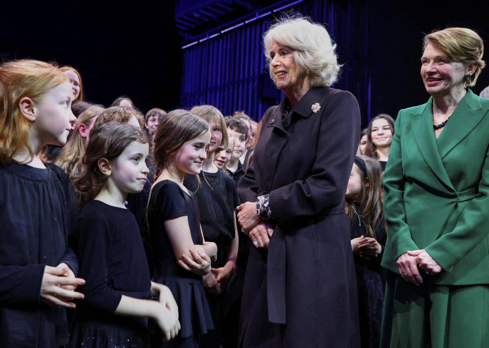 La reina consorte Camila con Elke Buedenbender, esposa del presidente de Alemania, durante su visita este día en la Komische Oper opera house en Berlín (Photo by CHRISTIAN MANG / POOL / AFP)