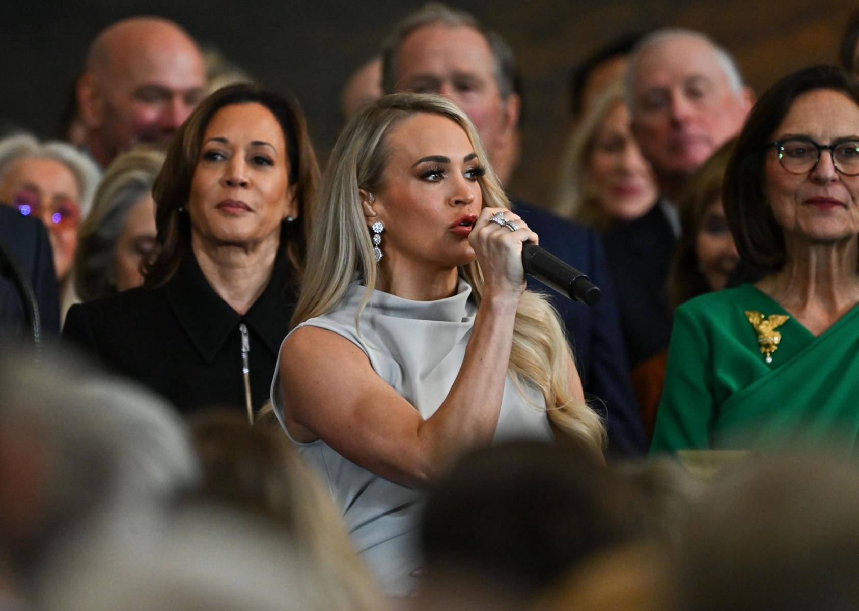 La cantante de country, Carrie Underwood, quien debió cantar a capella en la inauguración después de un problema técnico 