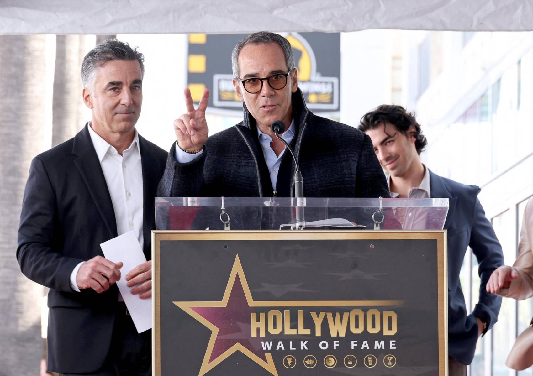 Avery Lipman, fundador de Republic Records y Monte Lipman, co-fundador y CEO de Republic Records, durante la ceremonia