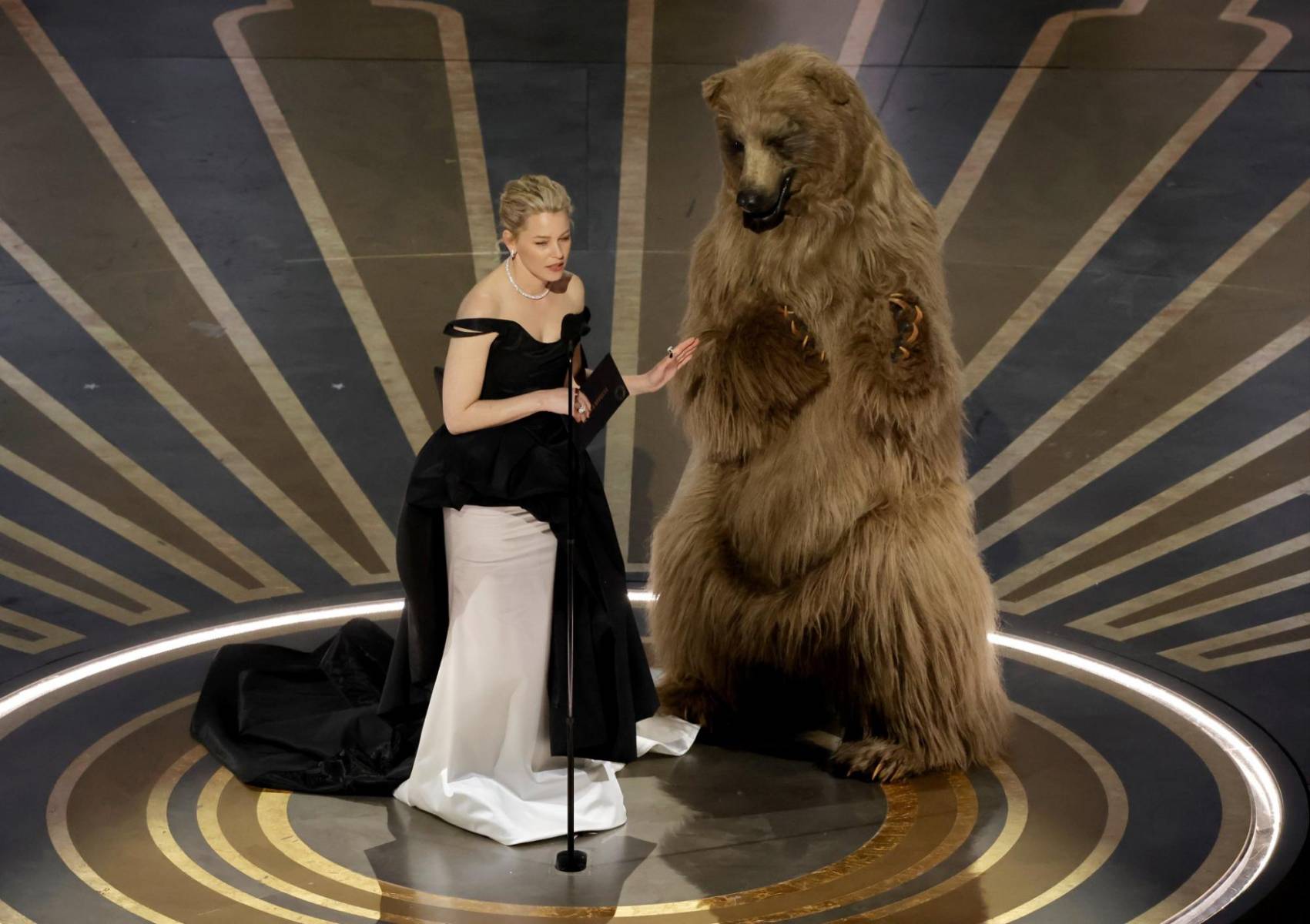 Elizabeth Banks presentó la categoría a Mejor Efectos Visuales acompañada del Cocaine Bear.