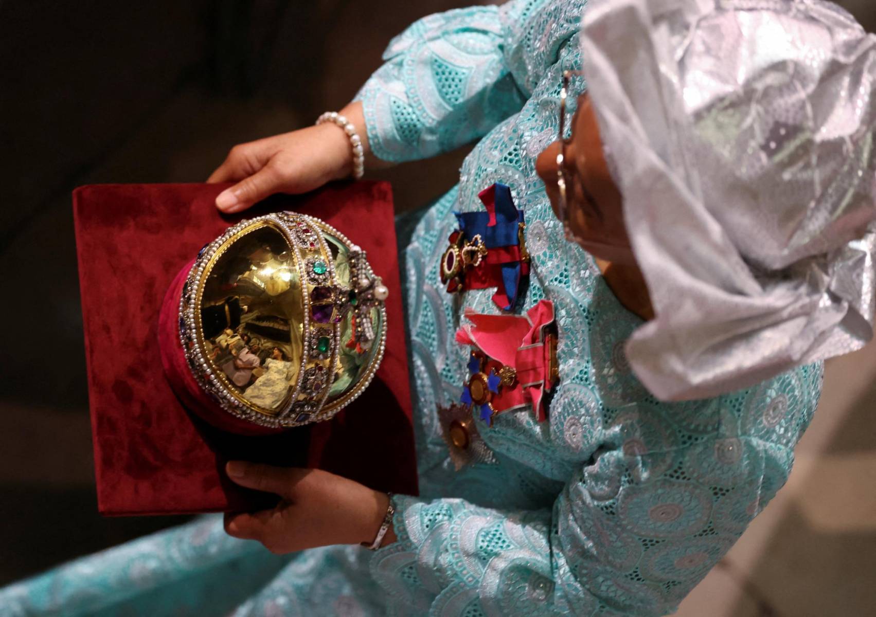 El <b>Orbe del Soberano</b>, un objeto típico de las coronaciones cristianas desde la Antigüedad Tardía y simboliza el papel del monarca como representante terrenal de la fe cristiana 
