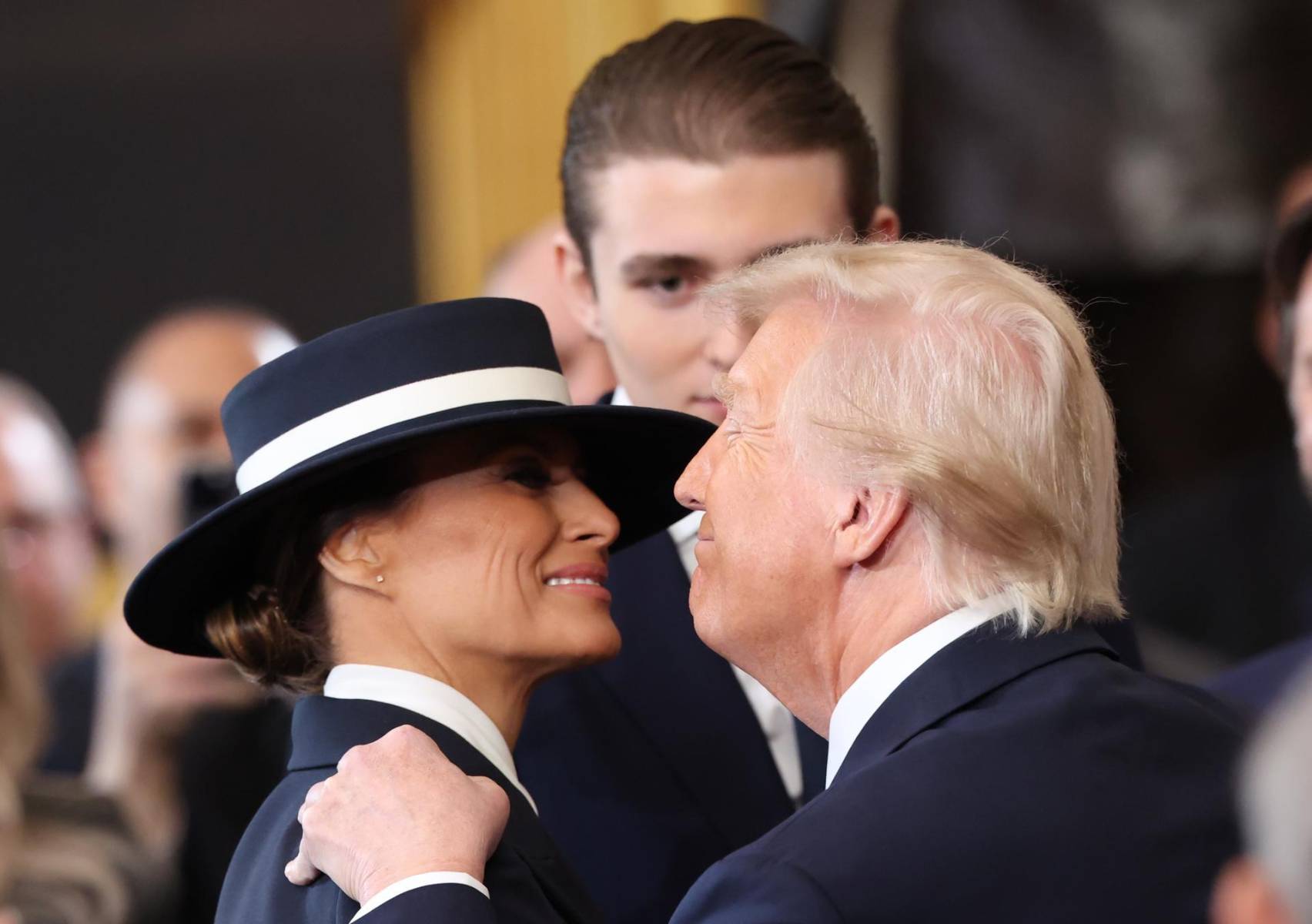 El presidente Donald Trump y la primera dama Melania Trump en un abrazo luego del juramento 
