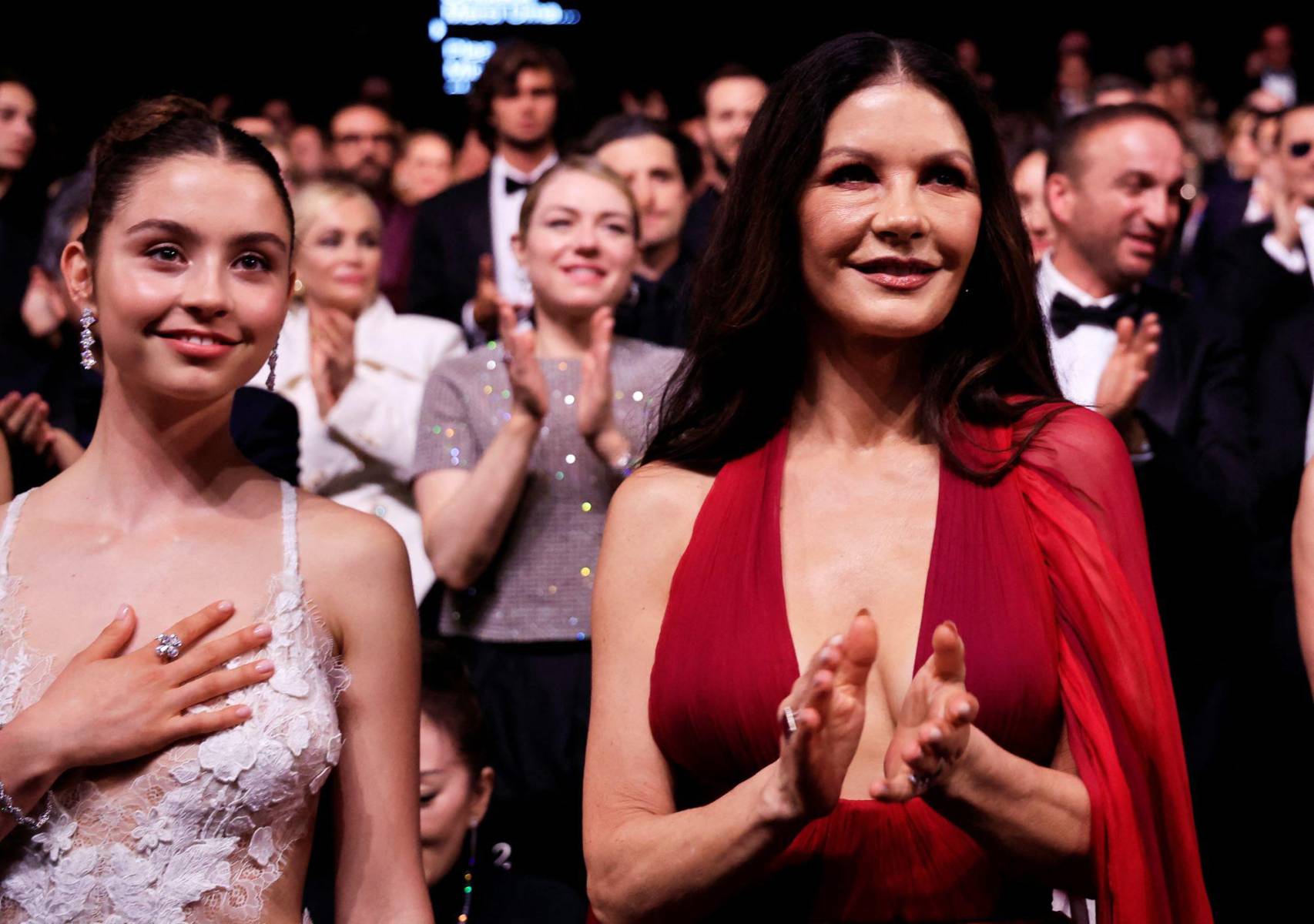 Carys y Catherine Zeta-Jones aplauden a Michael Douglas durante el galardón