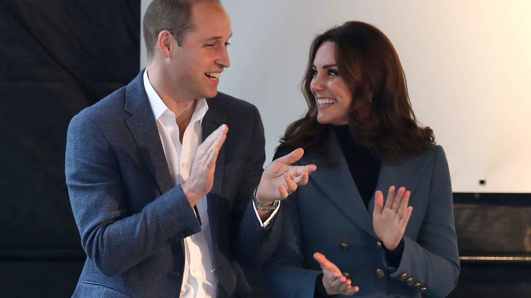 Alejado de los rumores sobre el estado de salud de la princesa, las redes sociales van un paso más allá y aseguran que esta desaparición se debe a que Kate Middleton habría pedido el divorcio al príncipe William, tras los múltiples rumores de infidelidad por parte del futuro rey británico.