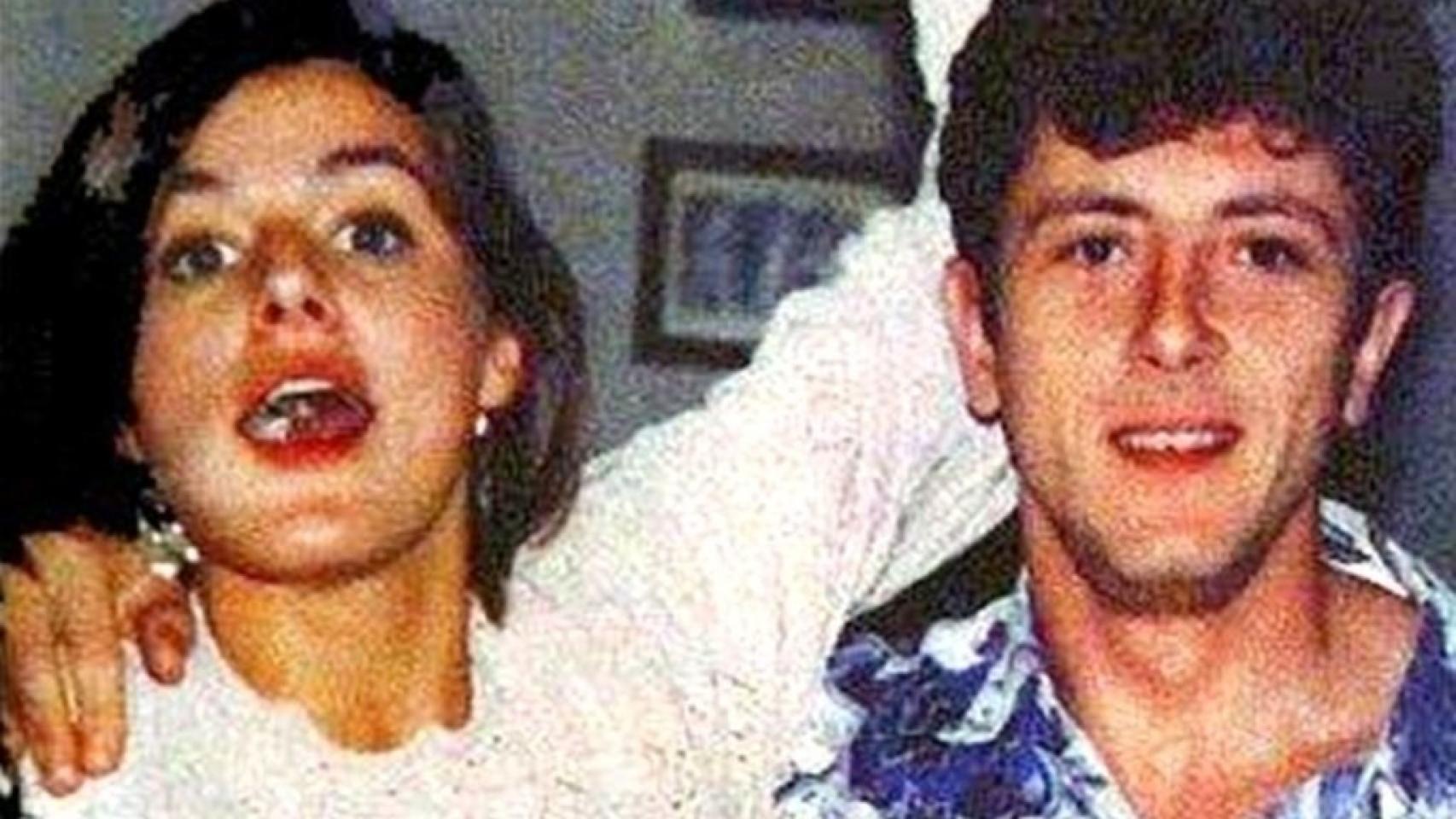 Antes de conocer a Felipe, Letizia contrajo matrimonio en 1998 con el profesor Alonso Guerrero Pérez, posteriormente, se divorciaron en 1999. 