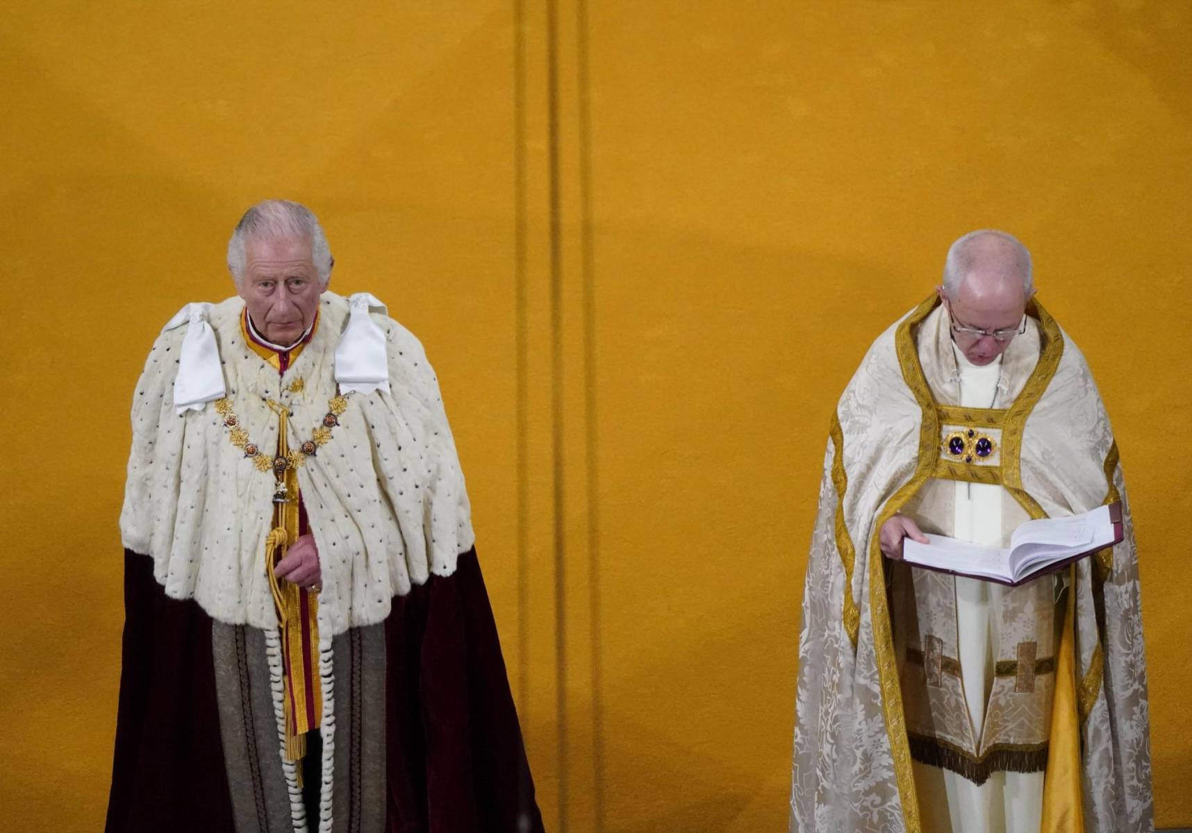 El Rey Carlos lució el manto de armiño y terciopelo, asi como otras prendas fundamentales. 