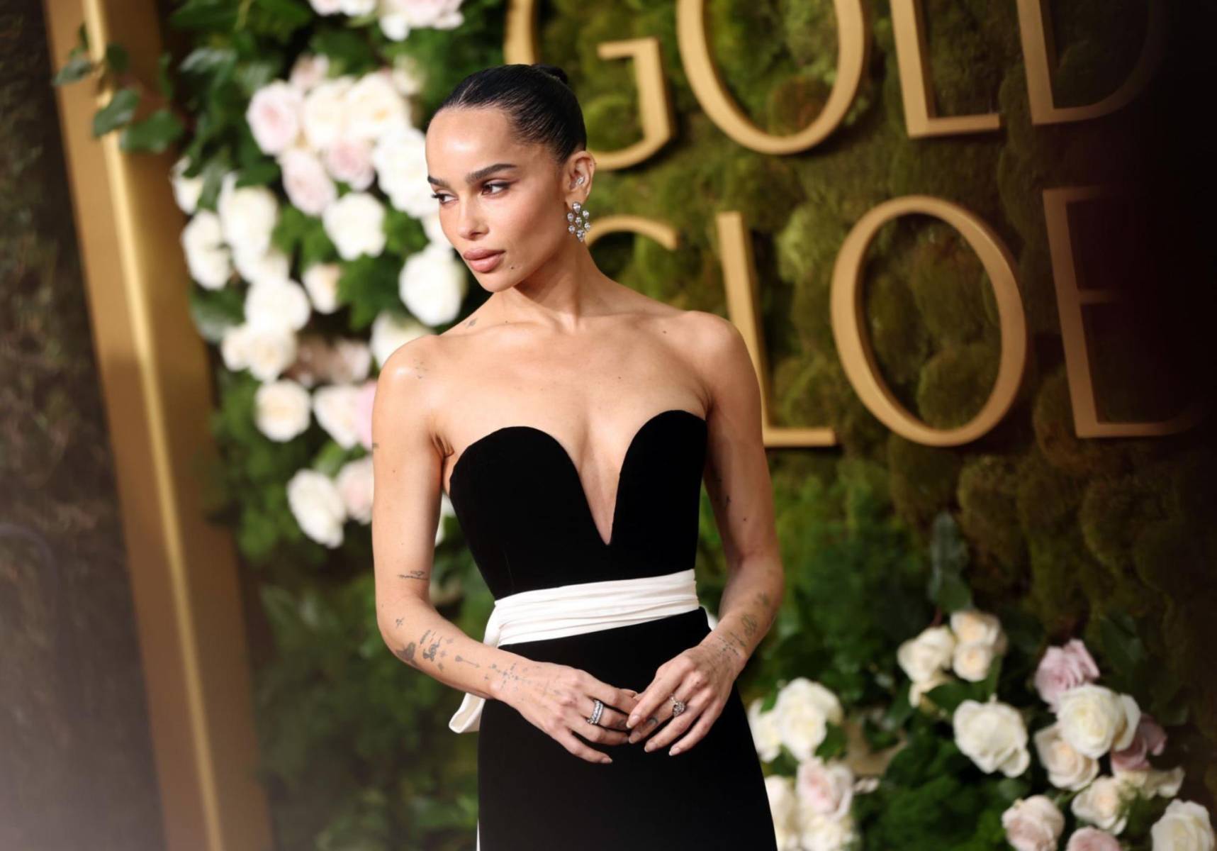 Zoe Kravitz impresionó en los Golden Globes 2025 con un sofisticado black dress personalizado de Saint Laurent. 