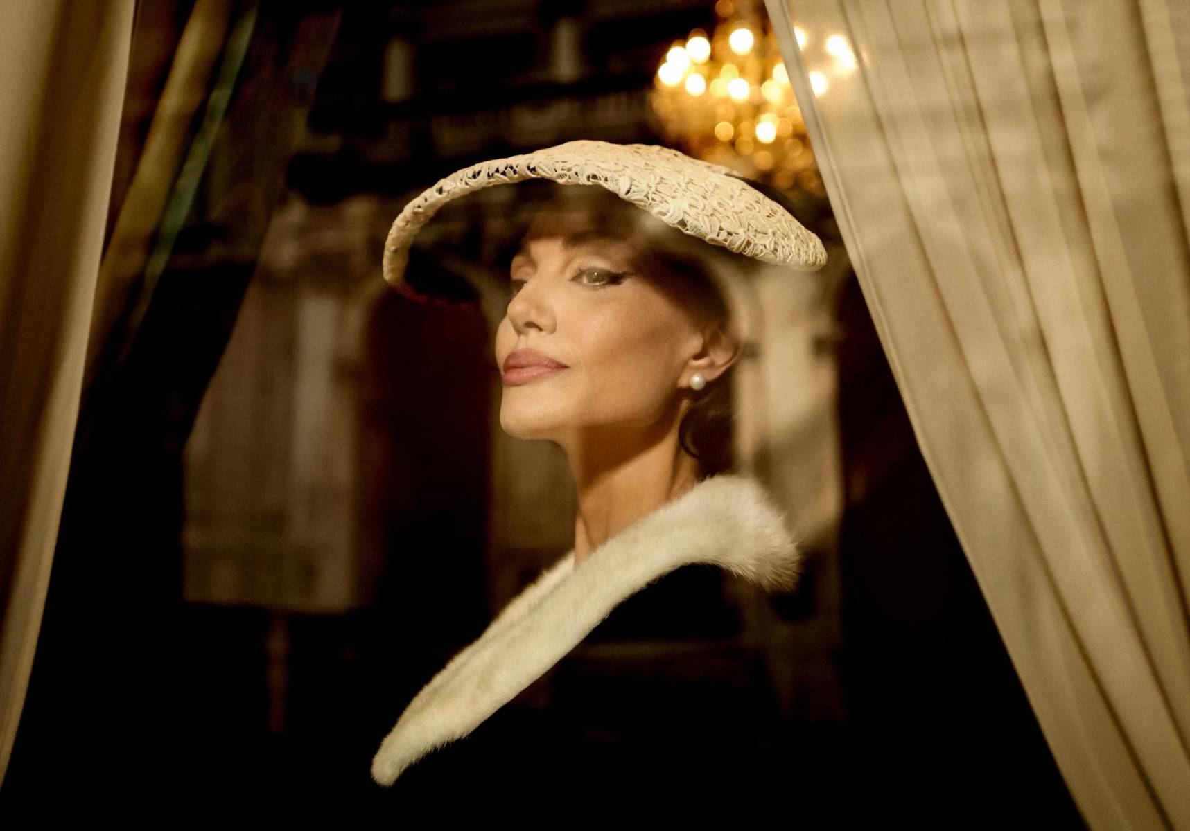 Cuando se habla de dramas de mujeres famosas con una vida trágica resuena el nombre del cineasta chileno Pablo Larraín. Sus filmes anteriores “Spencer” y “Jackie” tuvieron gran éxito y se espera lo mismo para la nueva película “María”. Angelina Jolie retratará la vida de la cantante de ópera María Callas. La soprano griega fue un elemento fijo de los tabloides, en especial por su romance con el millonario Aristóteles Onassis. El film narra la tumultuosa, bella y trágica historia de la vida de la cantante, revivida y reimaginada durante sus últimos días en el París de los años setenta.