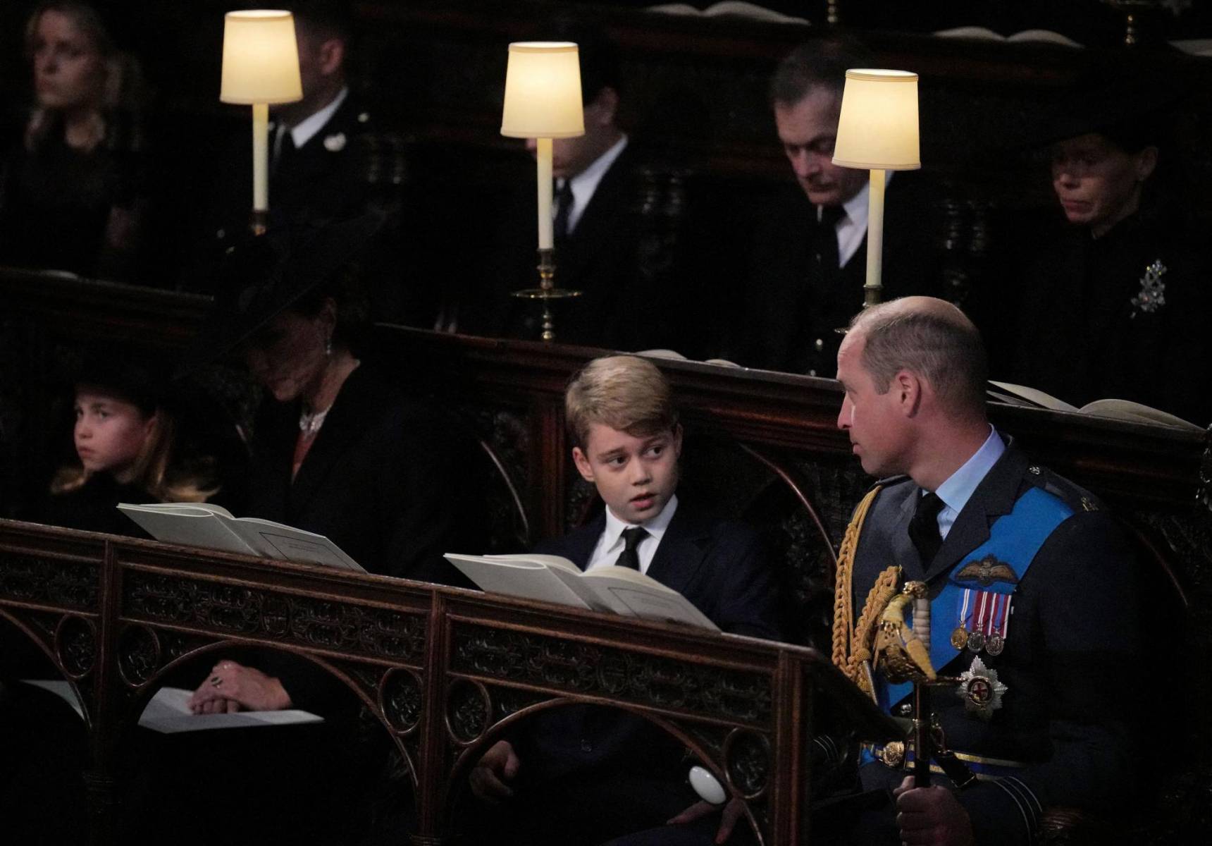 Los príncipes de Gales, William y Kate con sus hijos Charlotte y George, durante el servicio fúnebre en St George's Chapel en Windsor Castle (Photo by Victoria Jones / POOL / AFP)