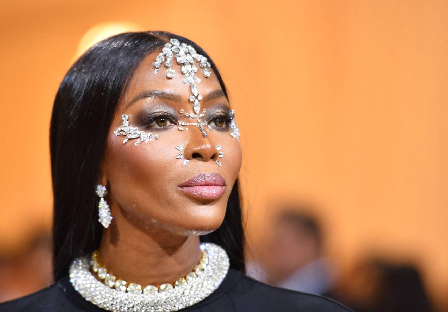 Naomi Campbell es toda una diosa para su edad, y lo demostró en la Met Gala al aparecer con melena larga, lisa y minimalista, dejando todo el protagonismo a su rostro.