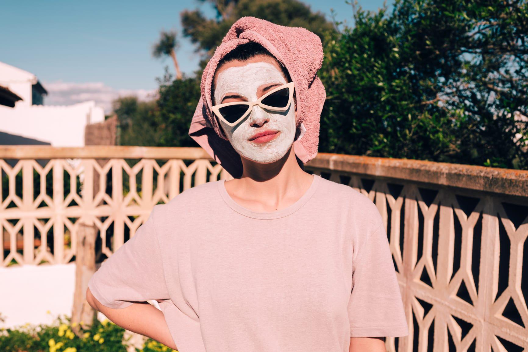 <b>Evita exfoliarte justo antes de exponerte.</b> La exfoliación deja la piel más sensible. Hazla con 2-3 días de anticipación si planeas ir a la playa o la piscina, y enfócate mejor en hidratar profundamente antes y después.