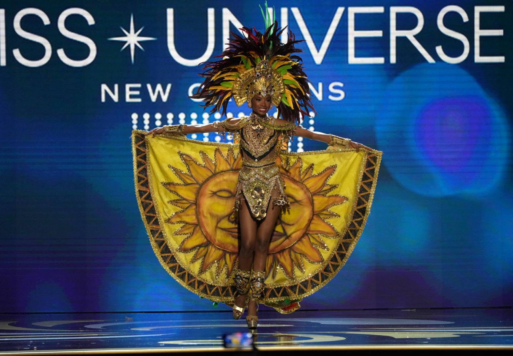 Miss Ecuador, Nayelhi Gonzalez, en un traje inspirado en el dios sol, Inty Raimi