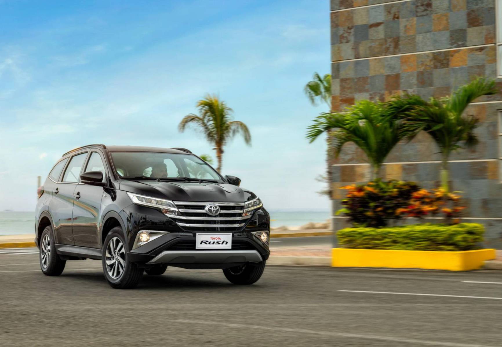 El nuevo Toyota Rush combina la estabilidad y potencia de un SUV con una maniobrabilidad perfecta para la ciudad.